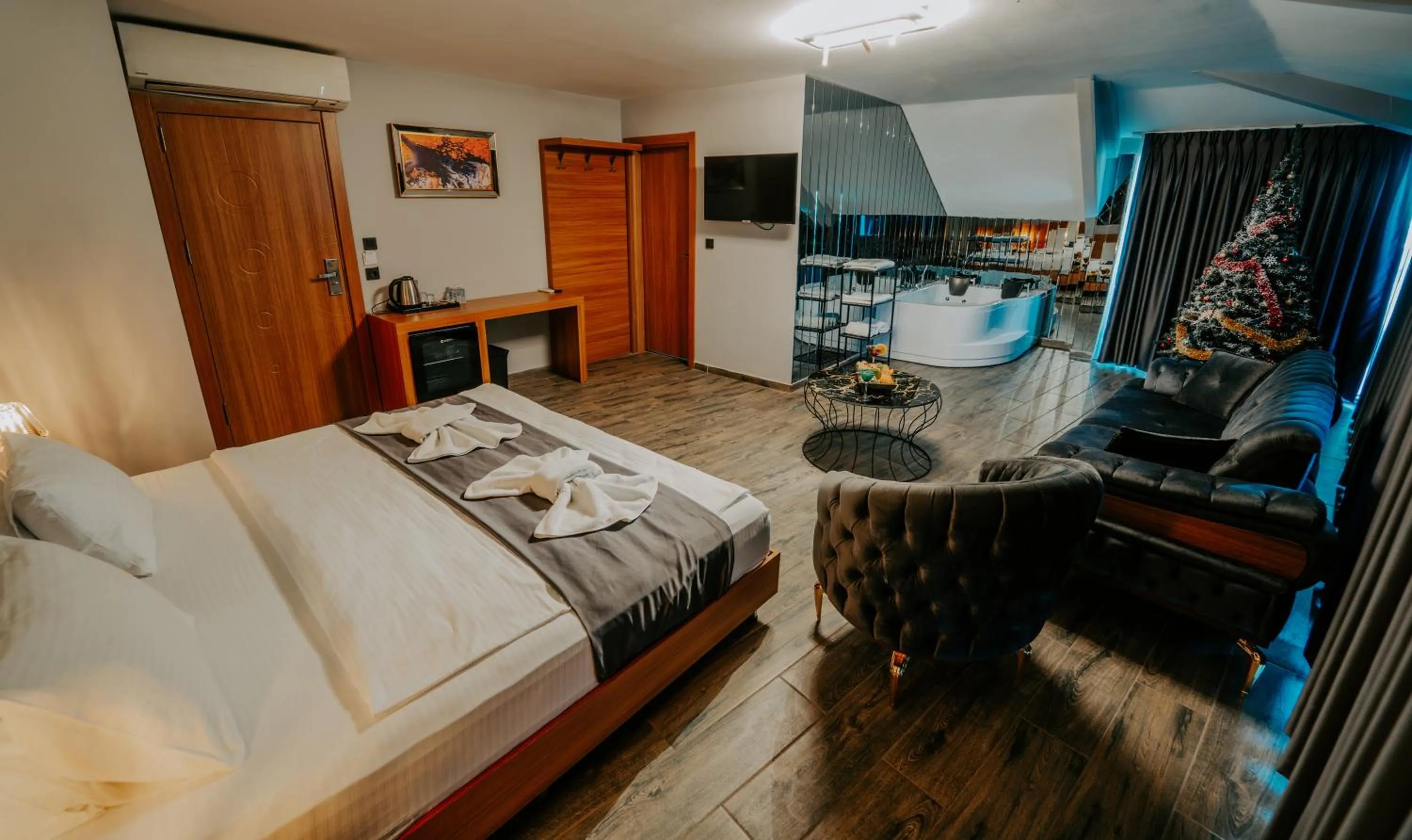 Deluxe Double Room with Bath in Grand Quars Hotel