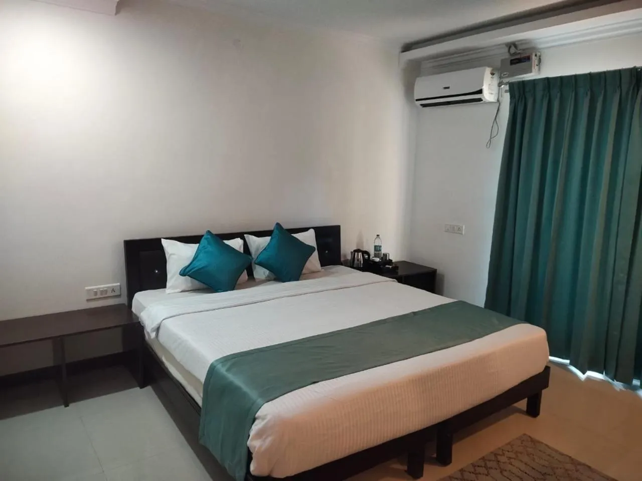 Deluxe Double Room (2 Adults + 1 Child) - single occupancy in SQUARE INN