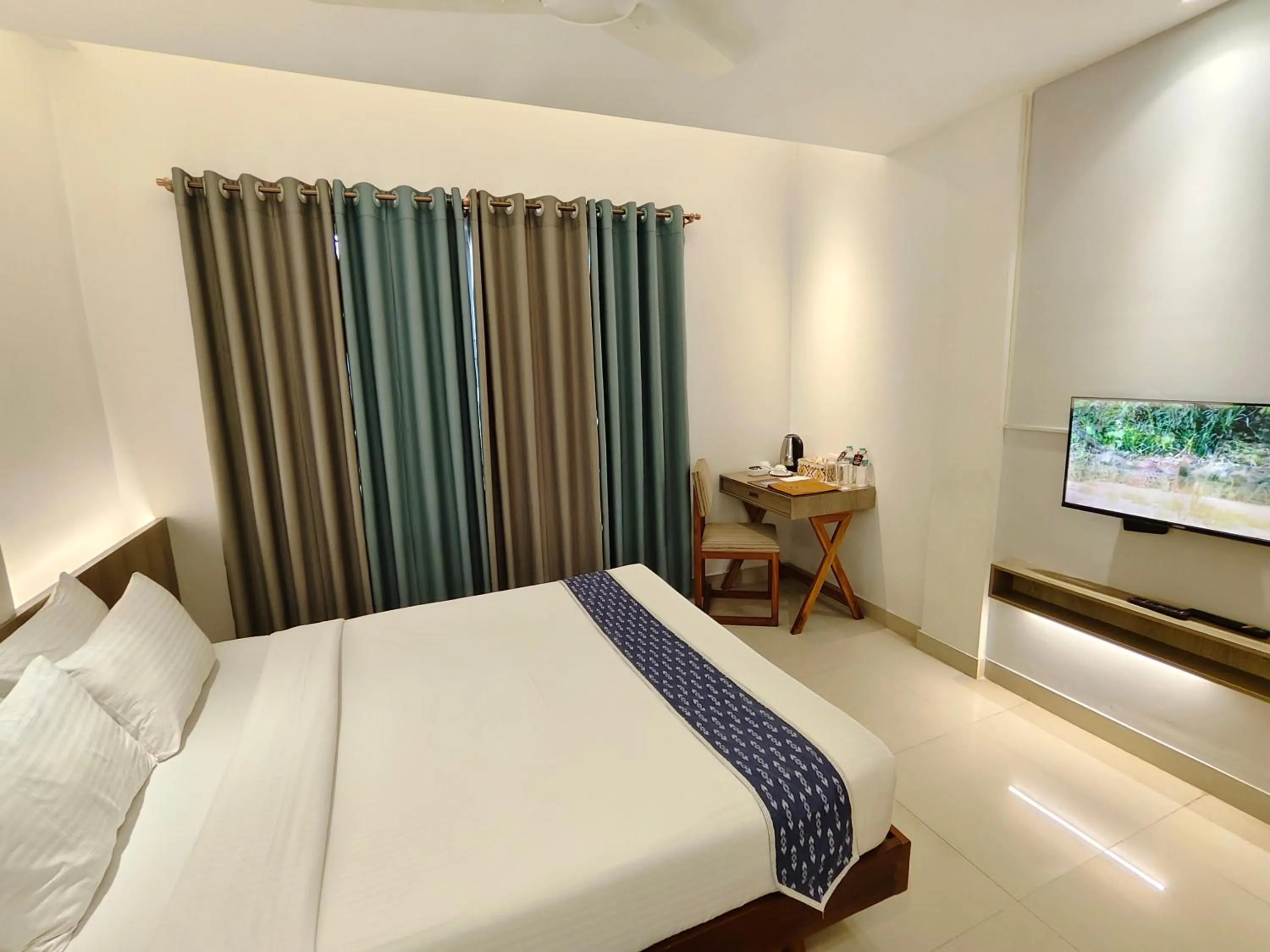 Queen Room - single occupancy in Hotel Nandini