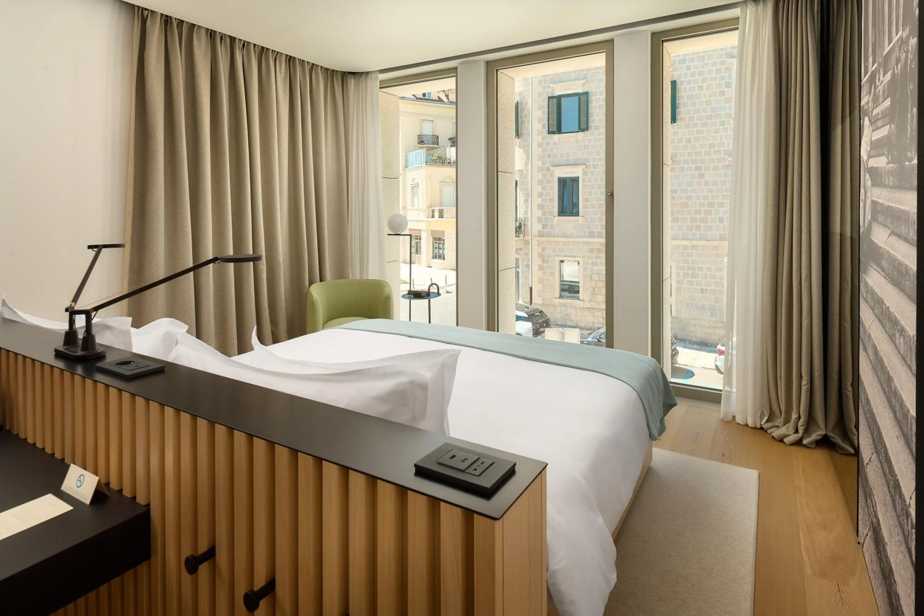 Classic King Room with Street View in Hotel Ambasador