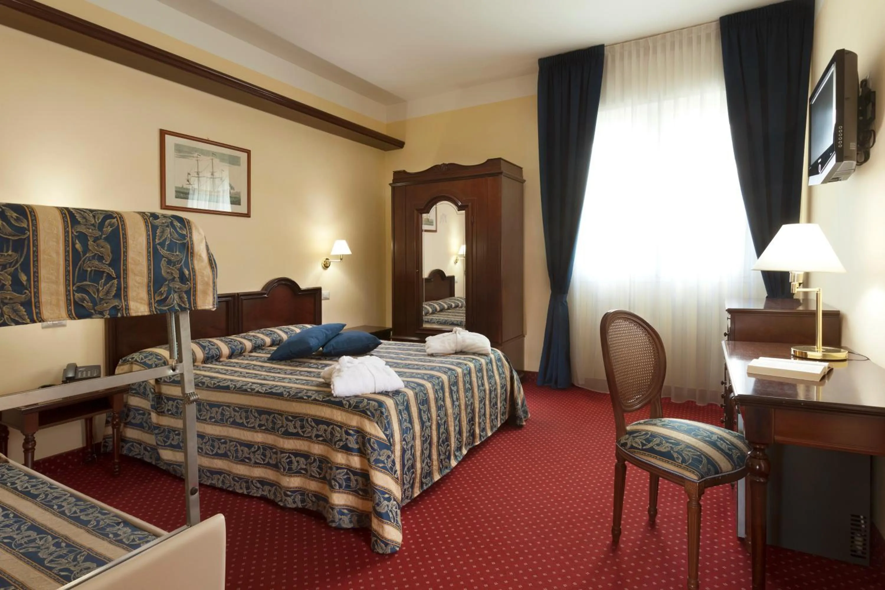 Standard Quadruple Room in Hotel Milano Helvetia - in centro con piscina
