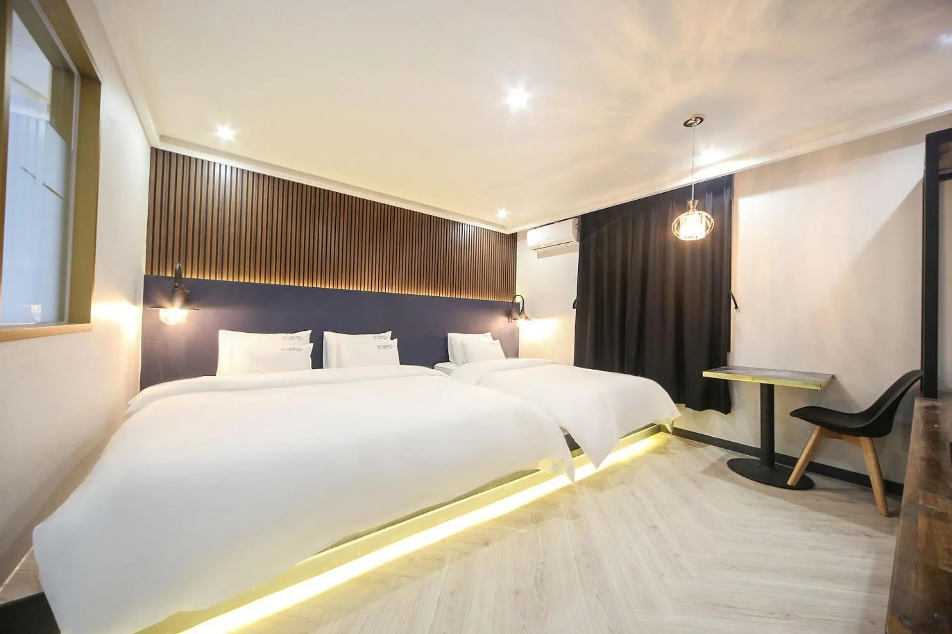 Deluxe Twin Room in Masan First Class Hotel