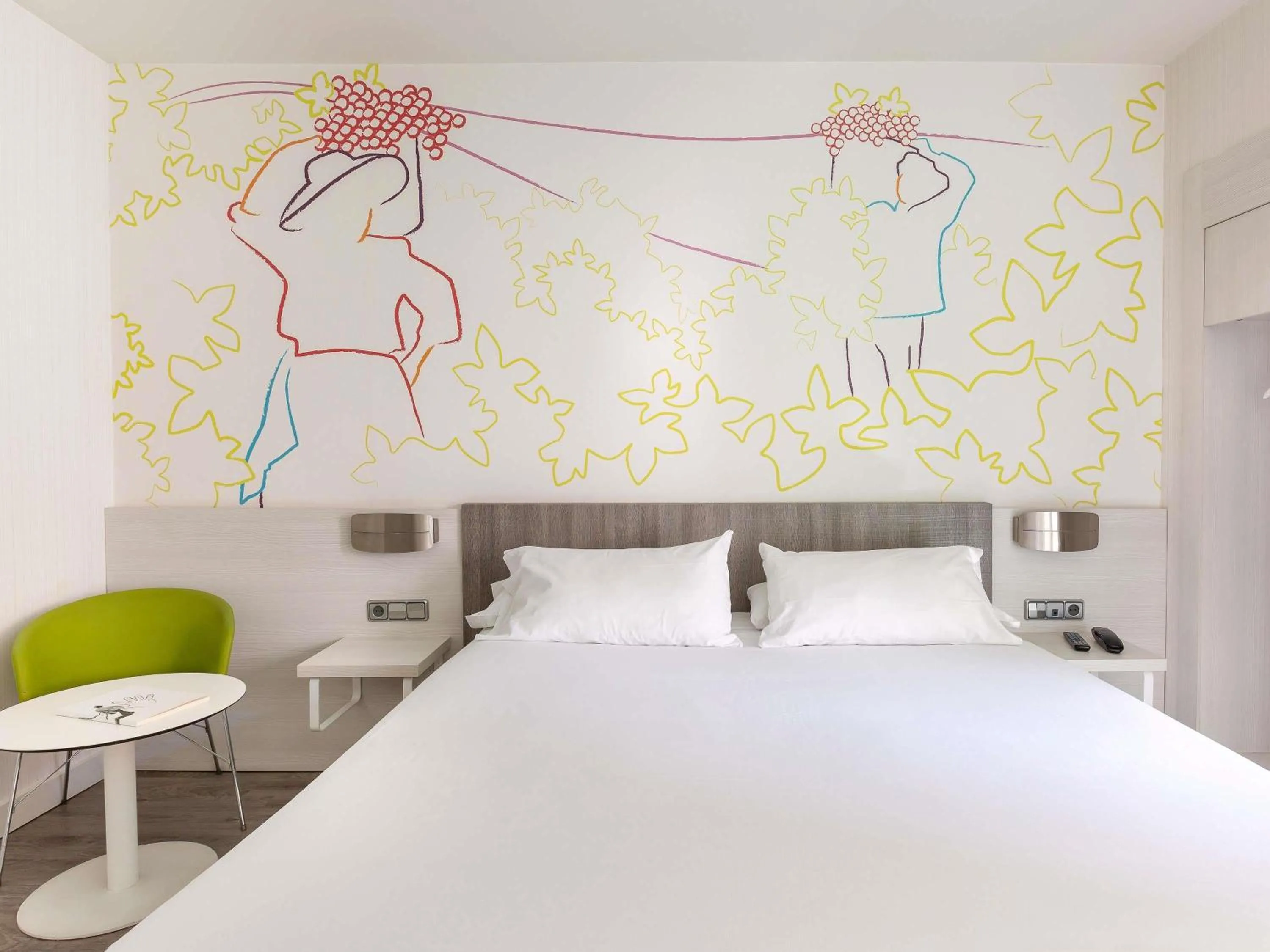 Standard Queen Room in Ibis Styles Madrid Prado