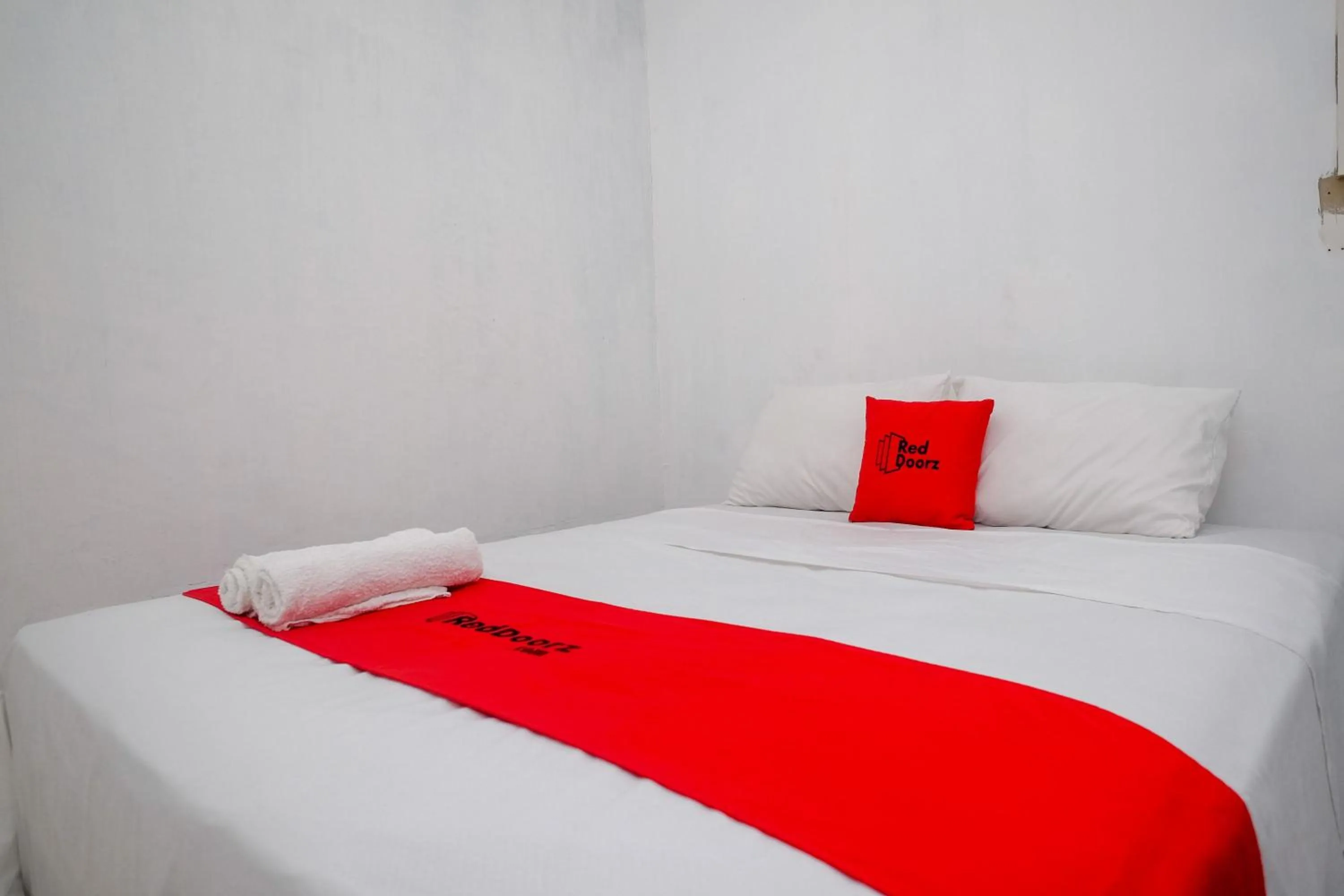 Standard Double Room in RedDoorz near De La Salle Manado