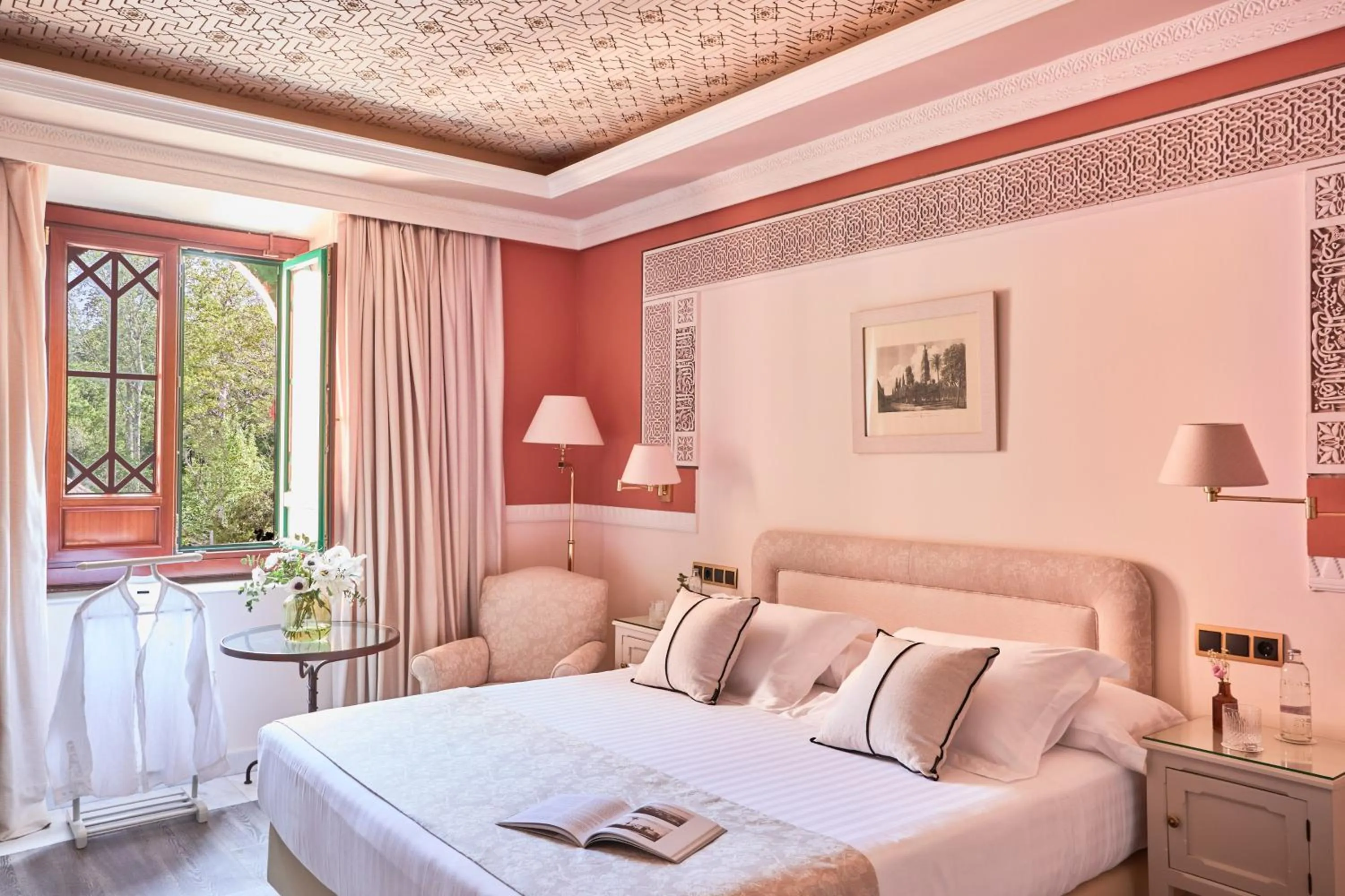 Classic Queen Room with Exterior View - single occupancy in Alhambra Palace Hotel