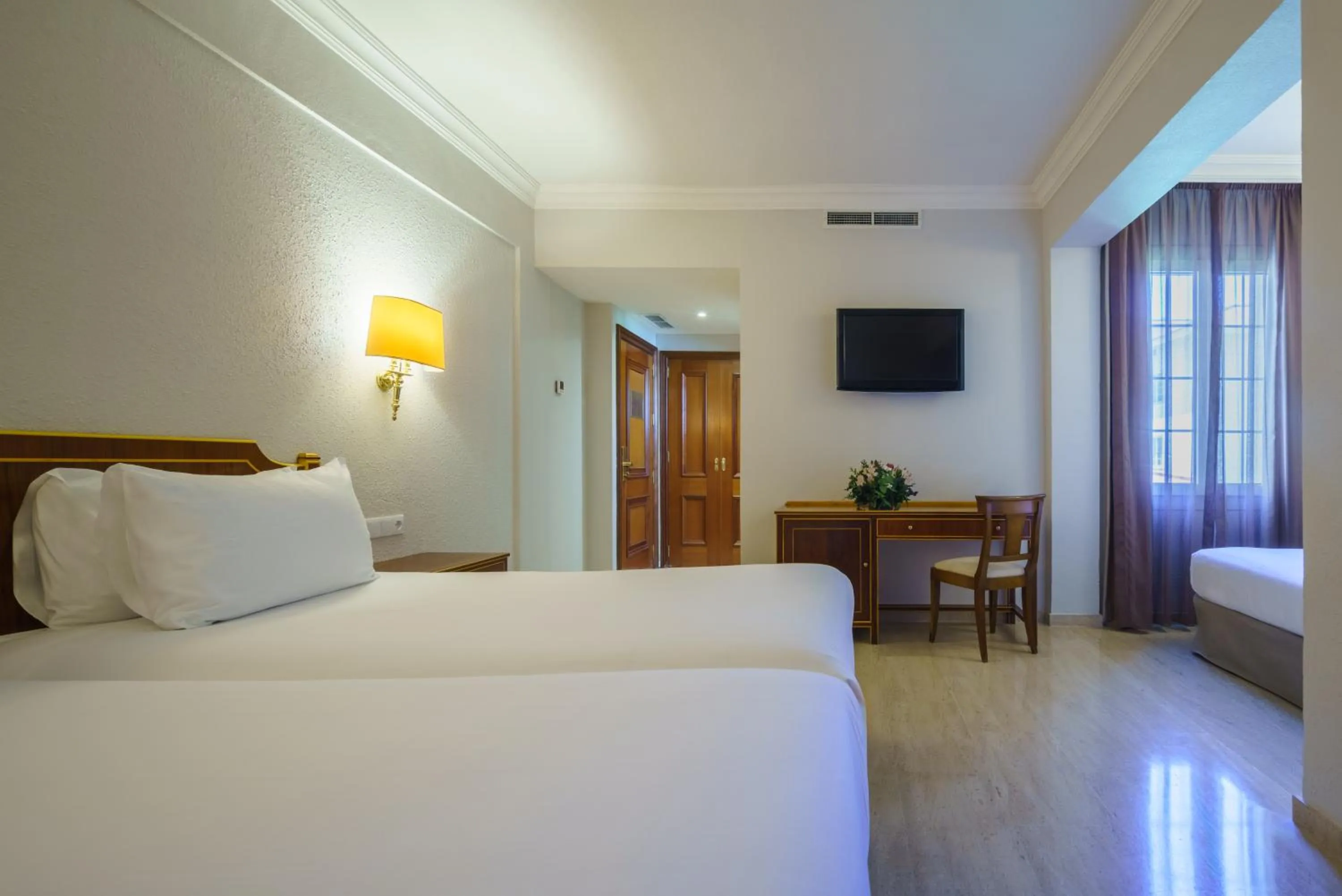 Quadruple Room with Parking in Crisol Jardines de Córdoba