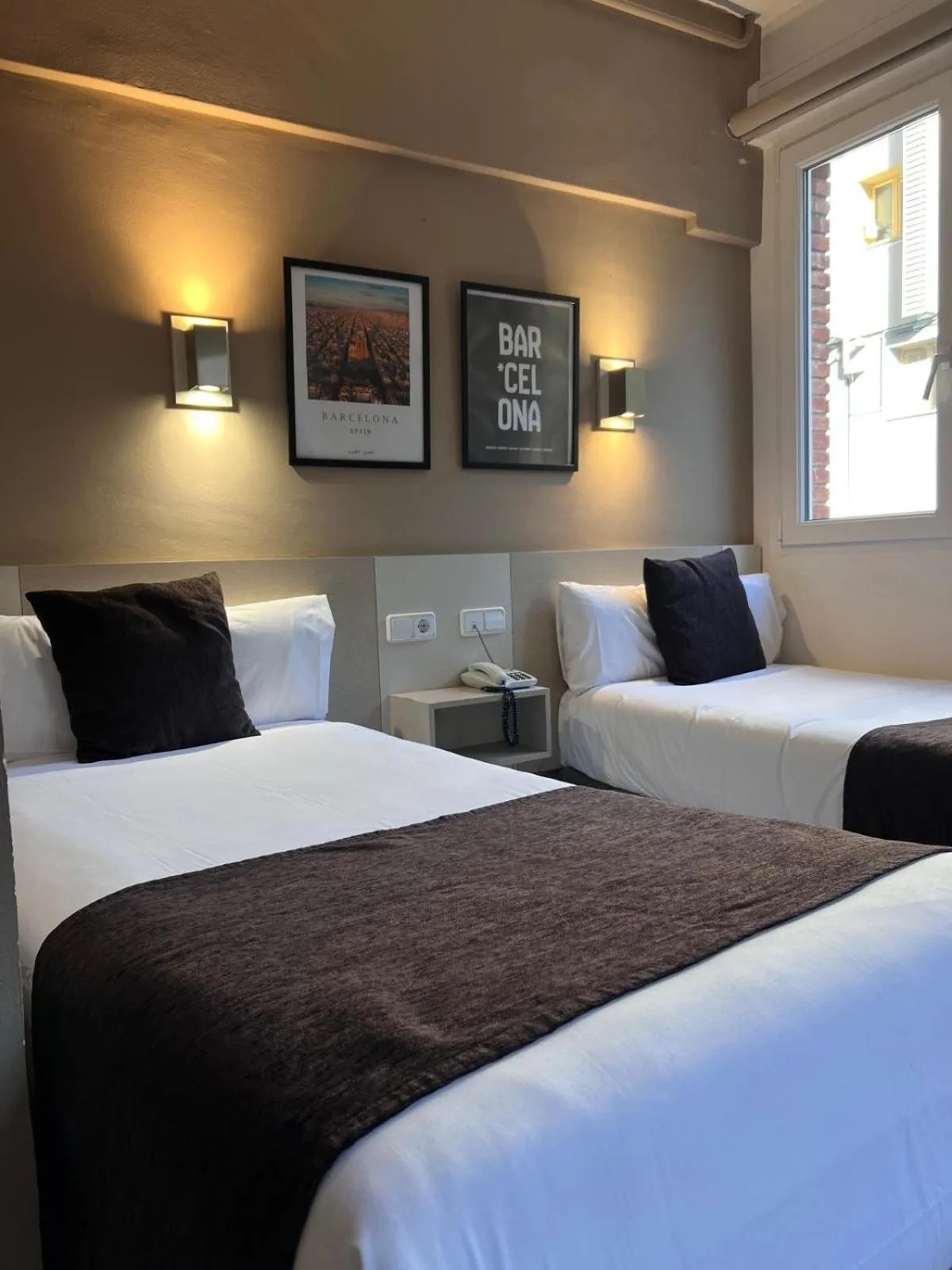 Twin Room with Extra Bed in Hotel Travessera