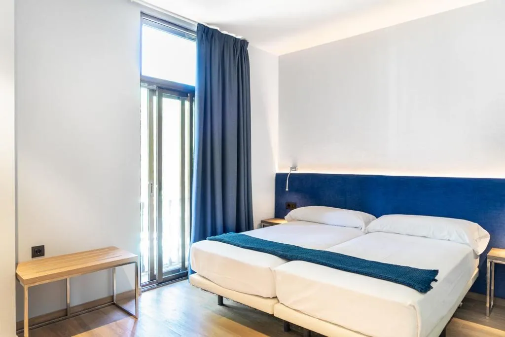 Twin Room with Balcony in Caledonian