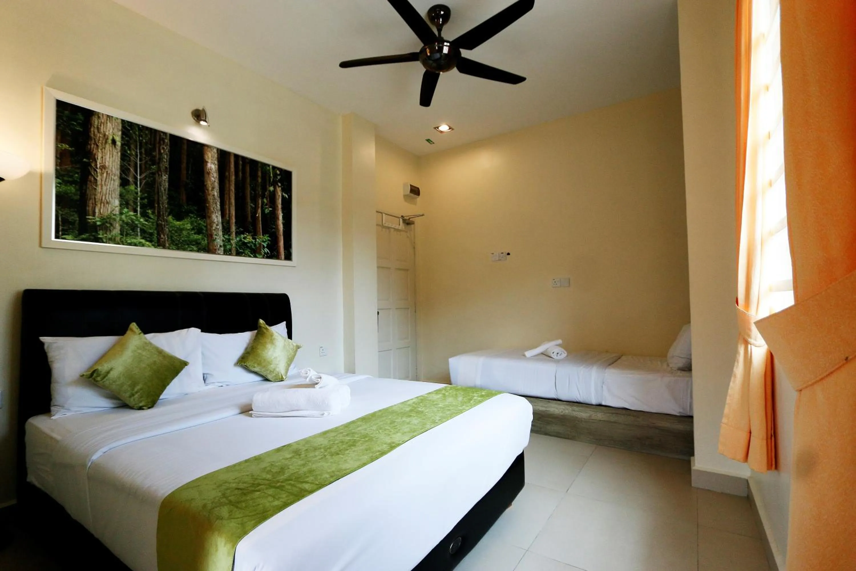 Comfort Triple Room with Shower in Golden Lodge