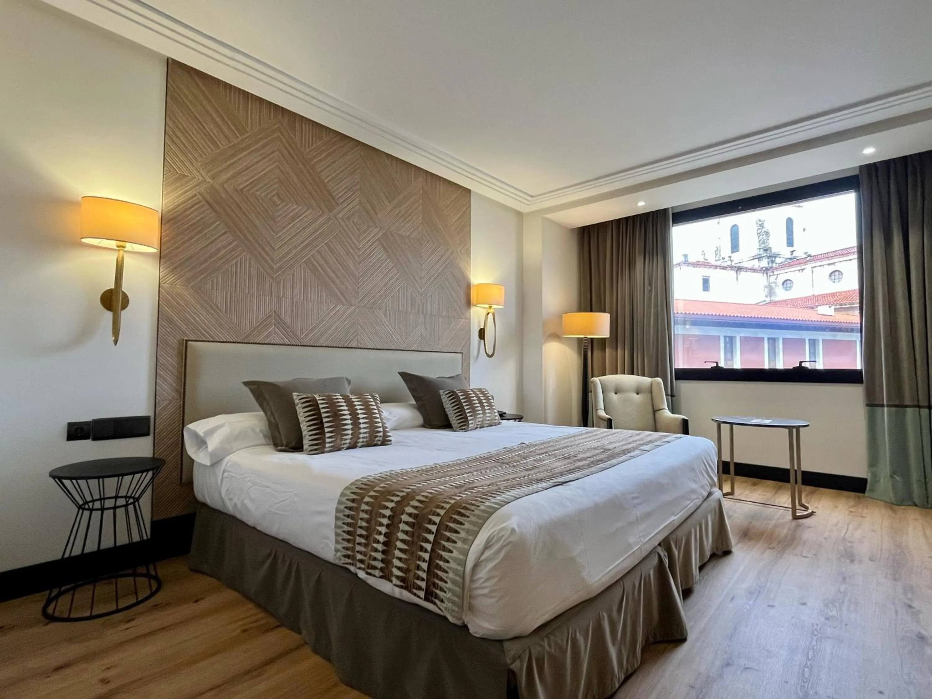 Queen Room with City View in Hotel Bahía