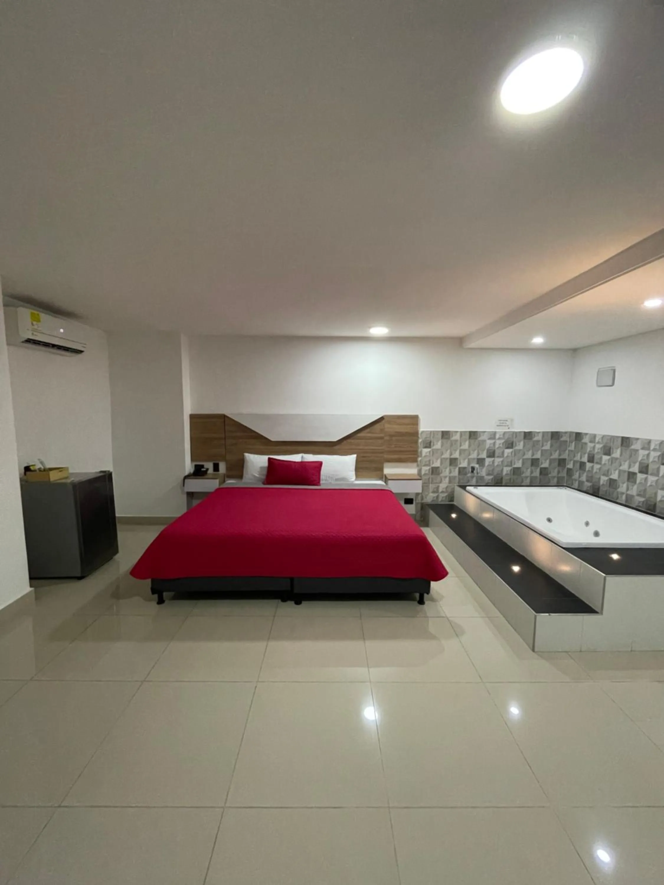 Deluxe Suite with Spa Bath - single occupancy in Hotel Ofix