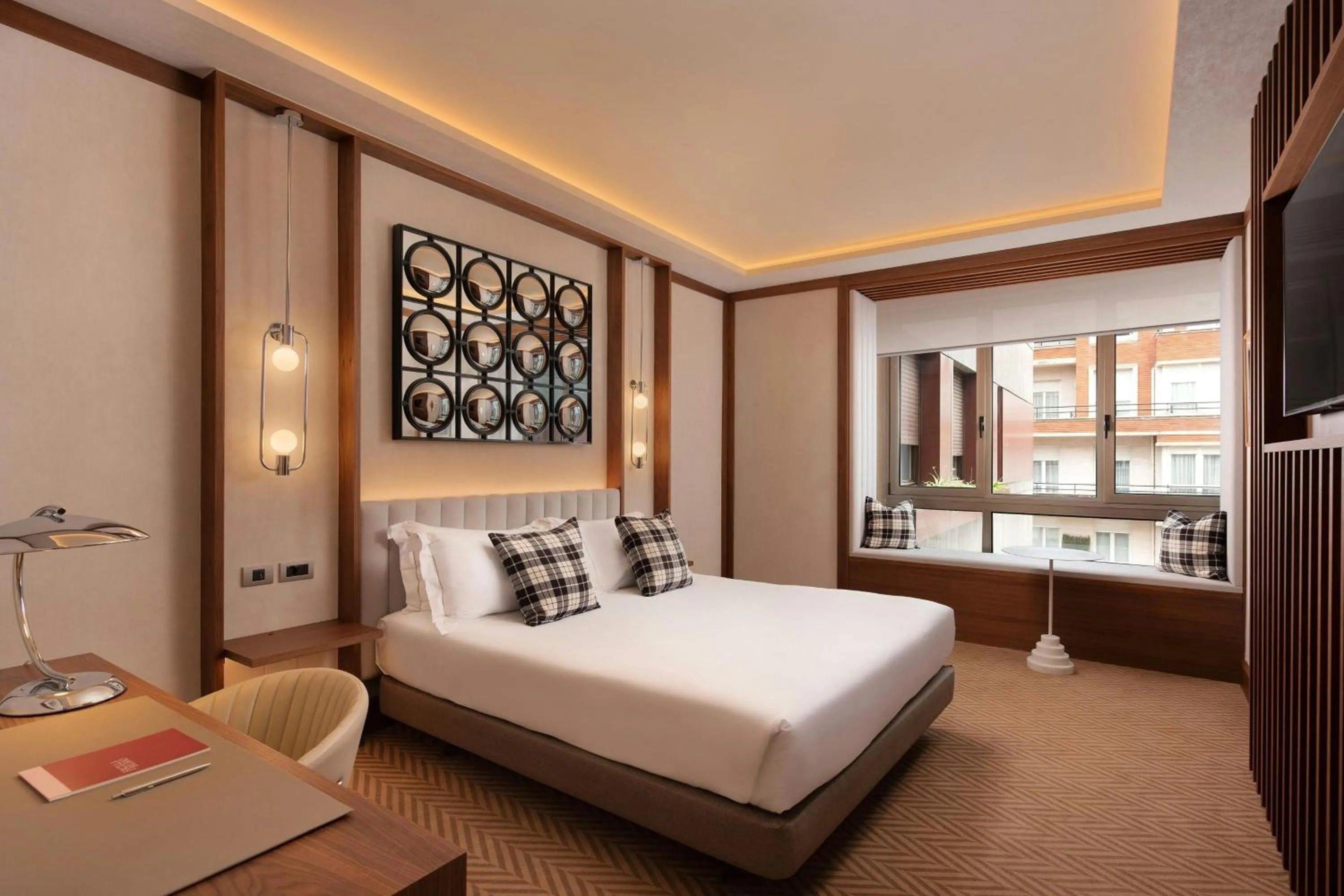 Guest room with King Bed and City view in Hotel Ercilla de Bilbao, Autograph Collection