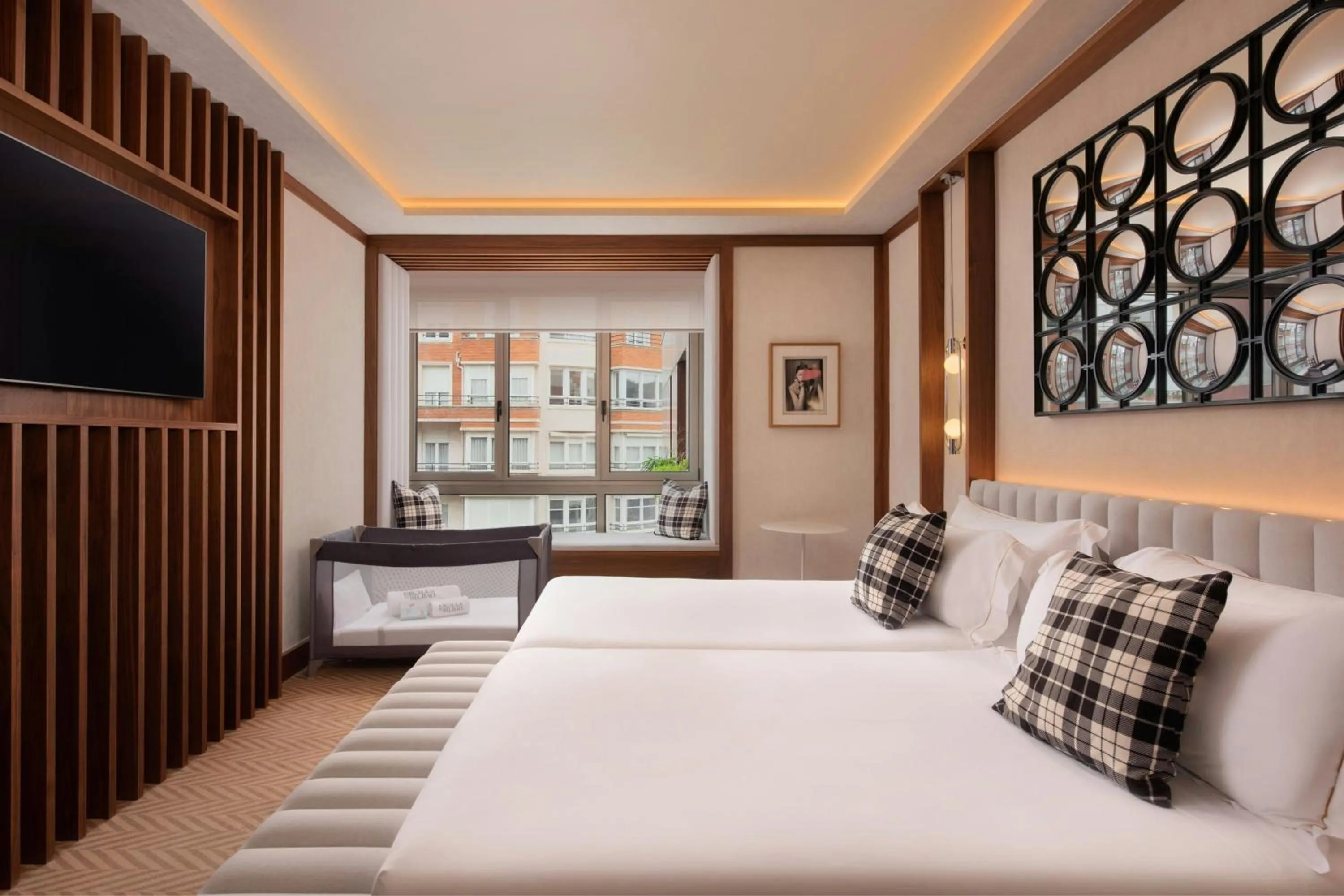 Guest Room with Twin Beds and City View in Hotel Ercilla de Bilbao, Autograph Collection
