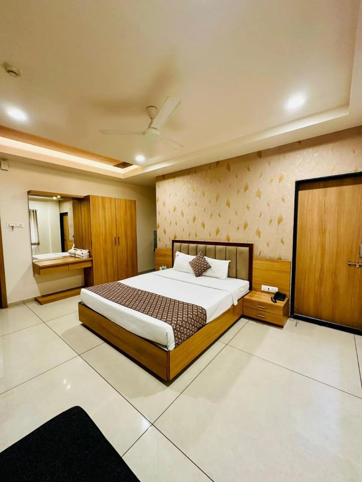Deluxe Room - single occupancy in Hotel TrushaDham Near to Mahalaxmi Temple Kolhapur