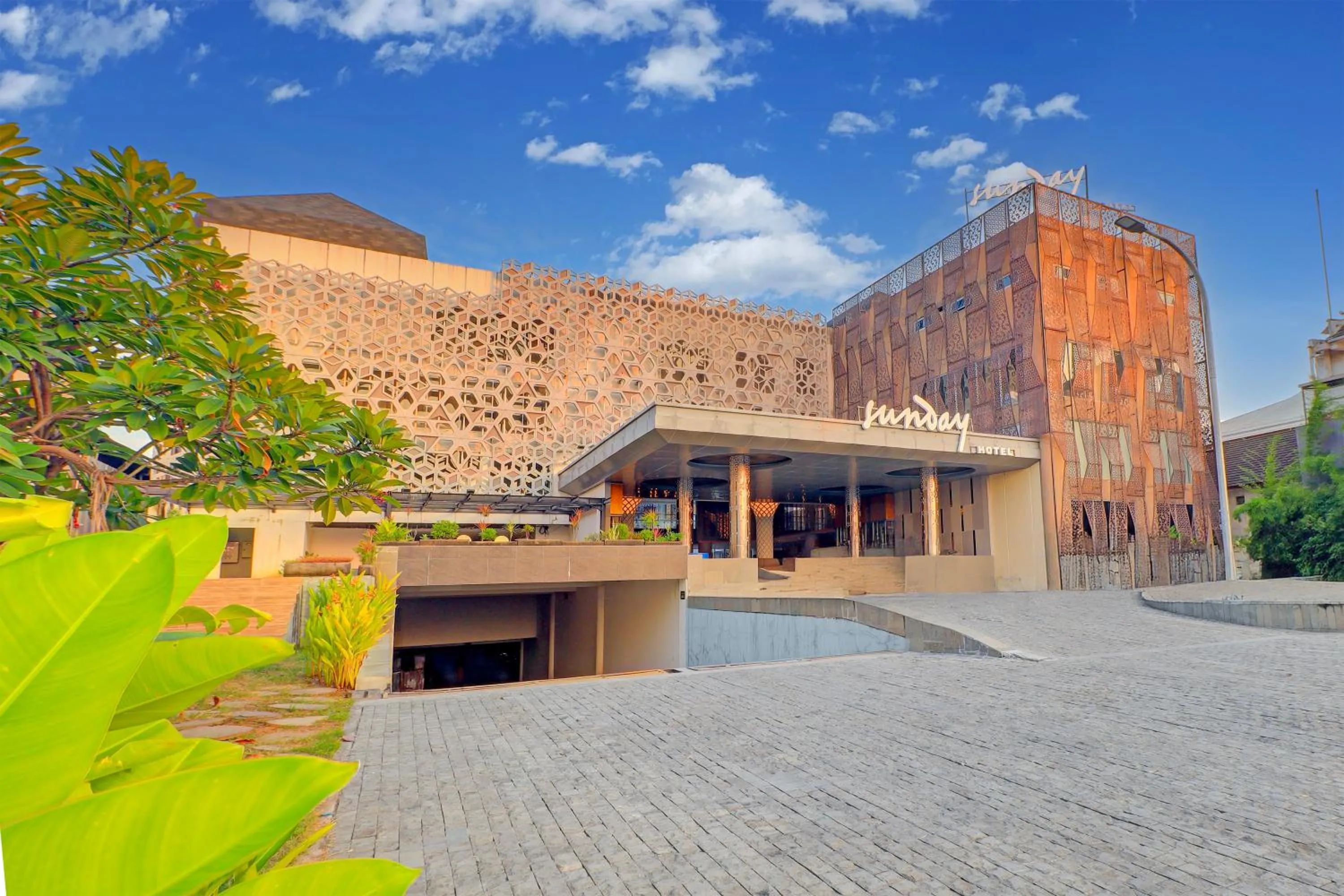 Sunday Hotel Arshika Sunset Road