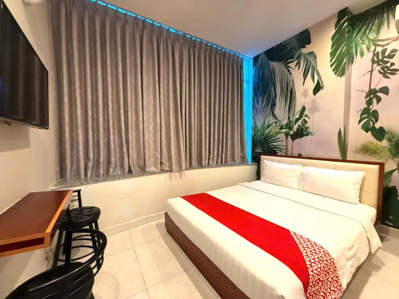 Deluxe Double Room with Shower in Nu Hotel - 18 Bui Vien Walkstreet