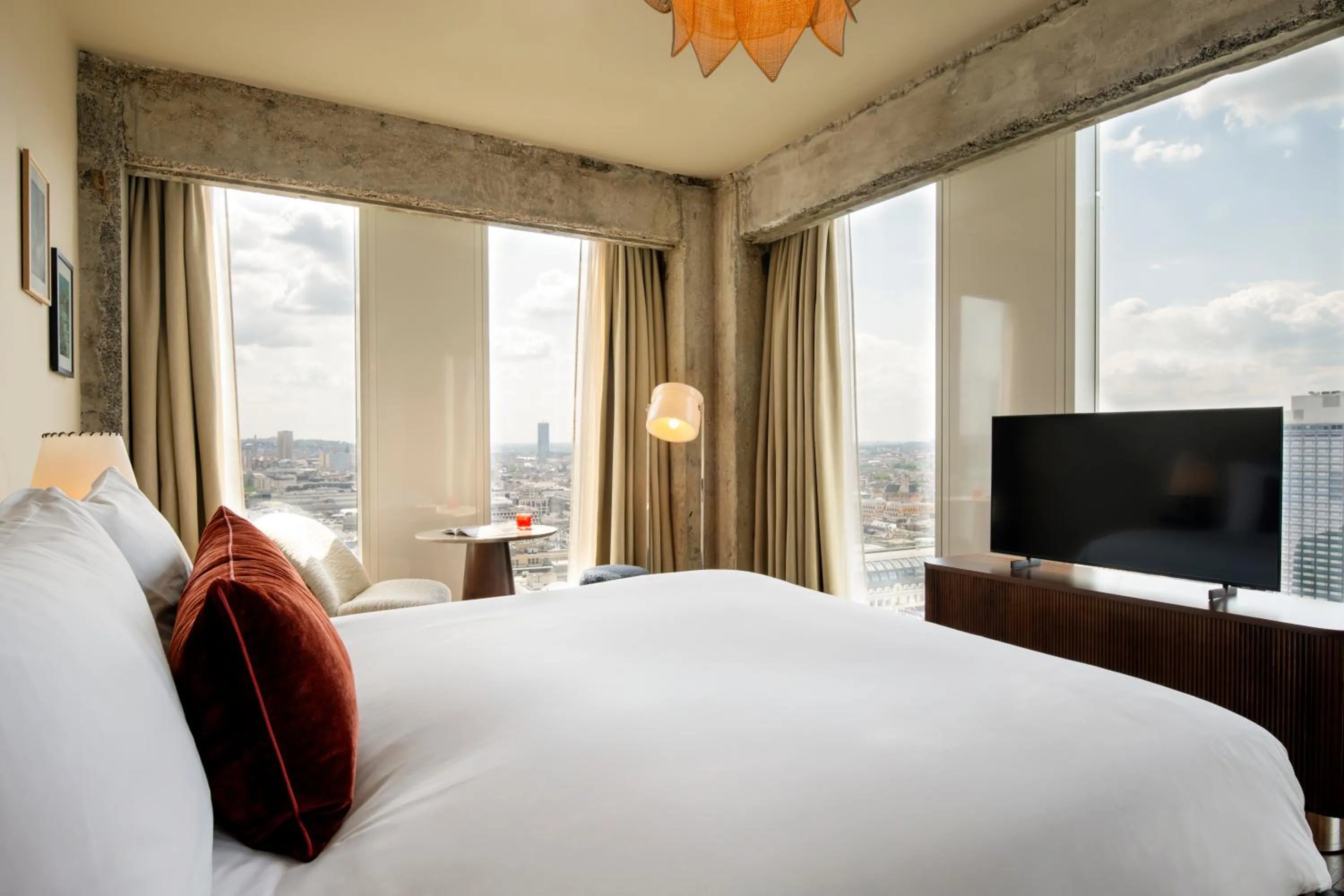 Roomy Corner - Skyline View in The Hoxton, Brussels