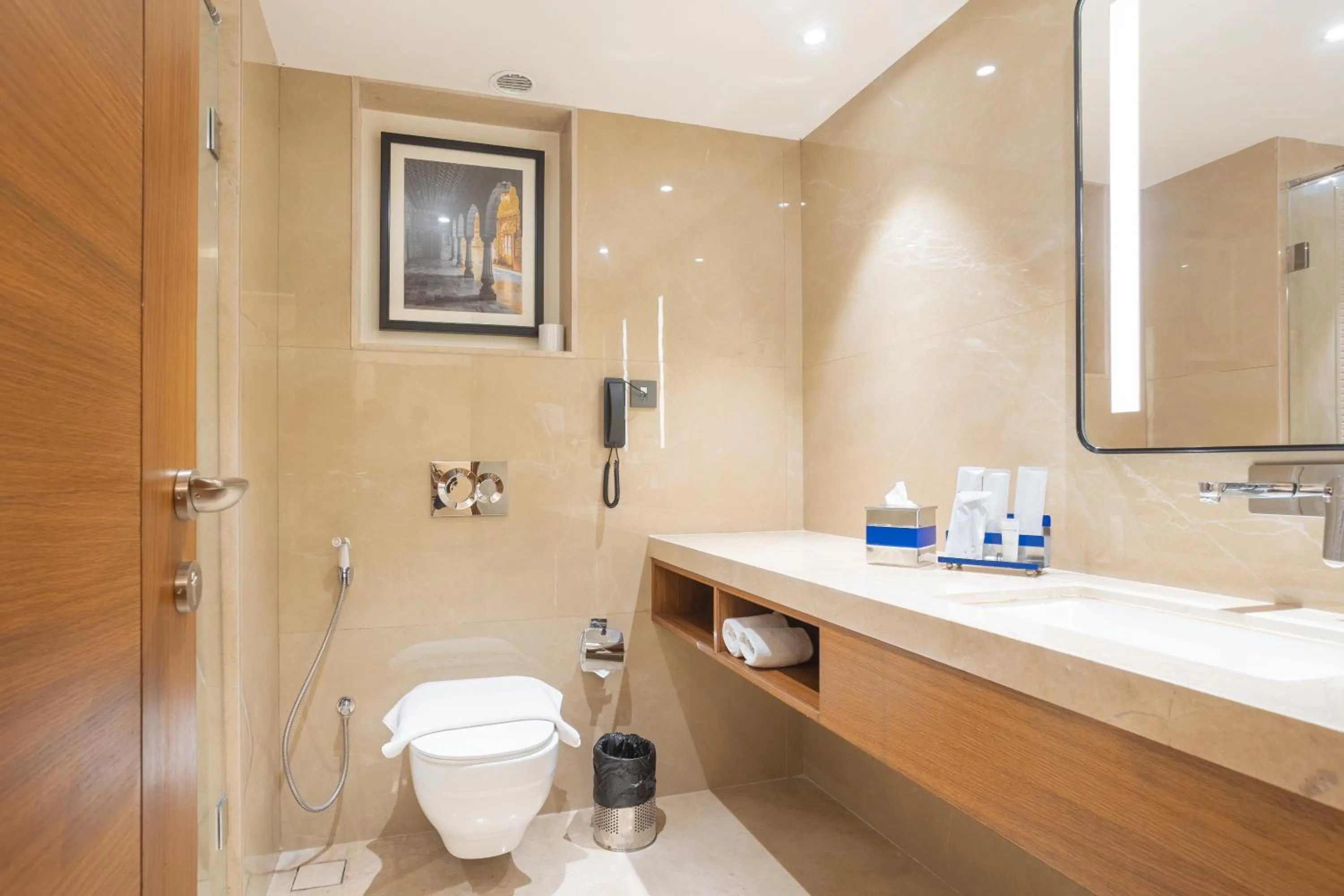 Super Deluxe Double or Twin Room (1+1 Happy Hour from 11am - single occupancy - 11pm) in Golden Tulip Jaipur