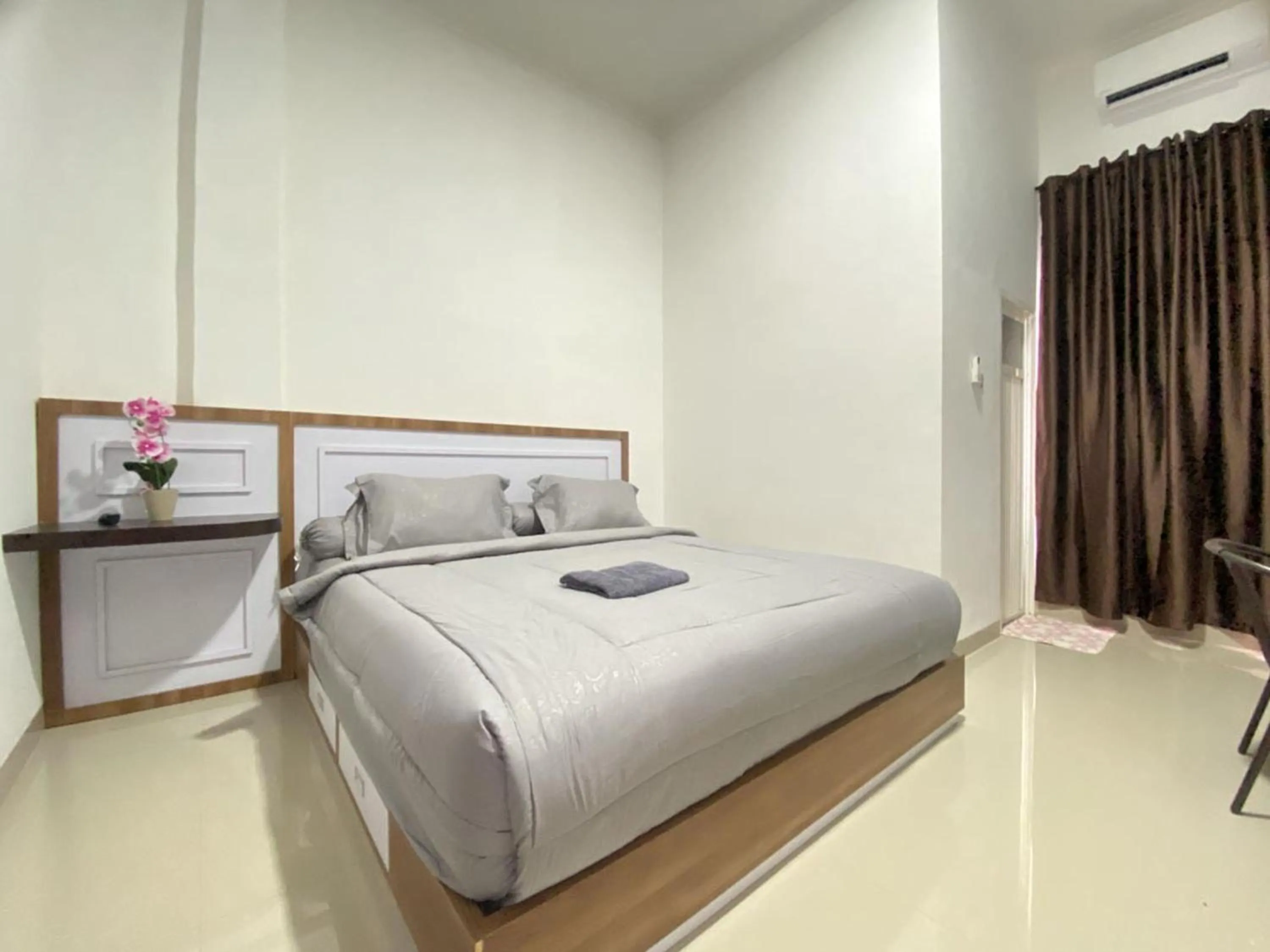 Deluxe Double Room in MJ Guest House Pusat Kota Malili Mitra RedDoorz