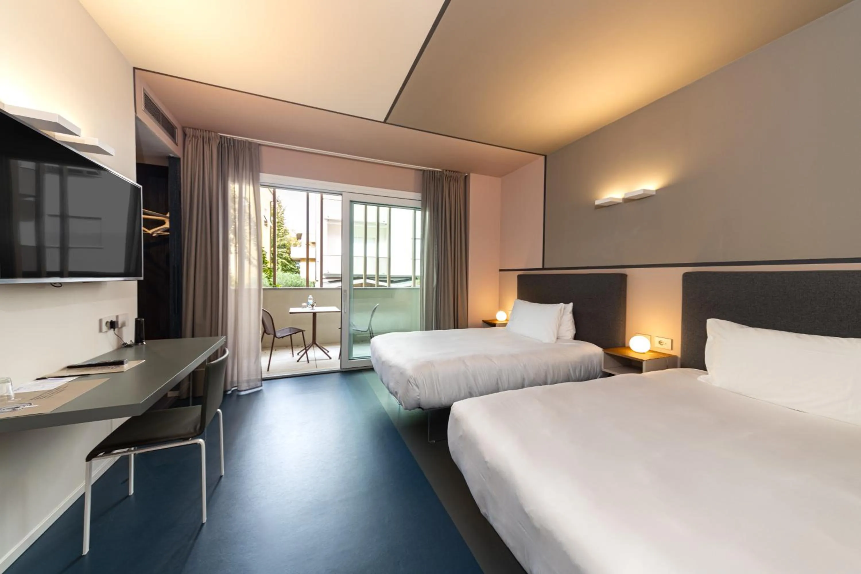 Twin Deluxe Room - 4 Guests in Open Hotel