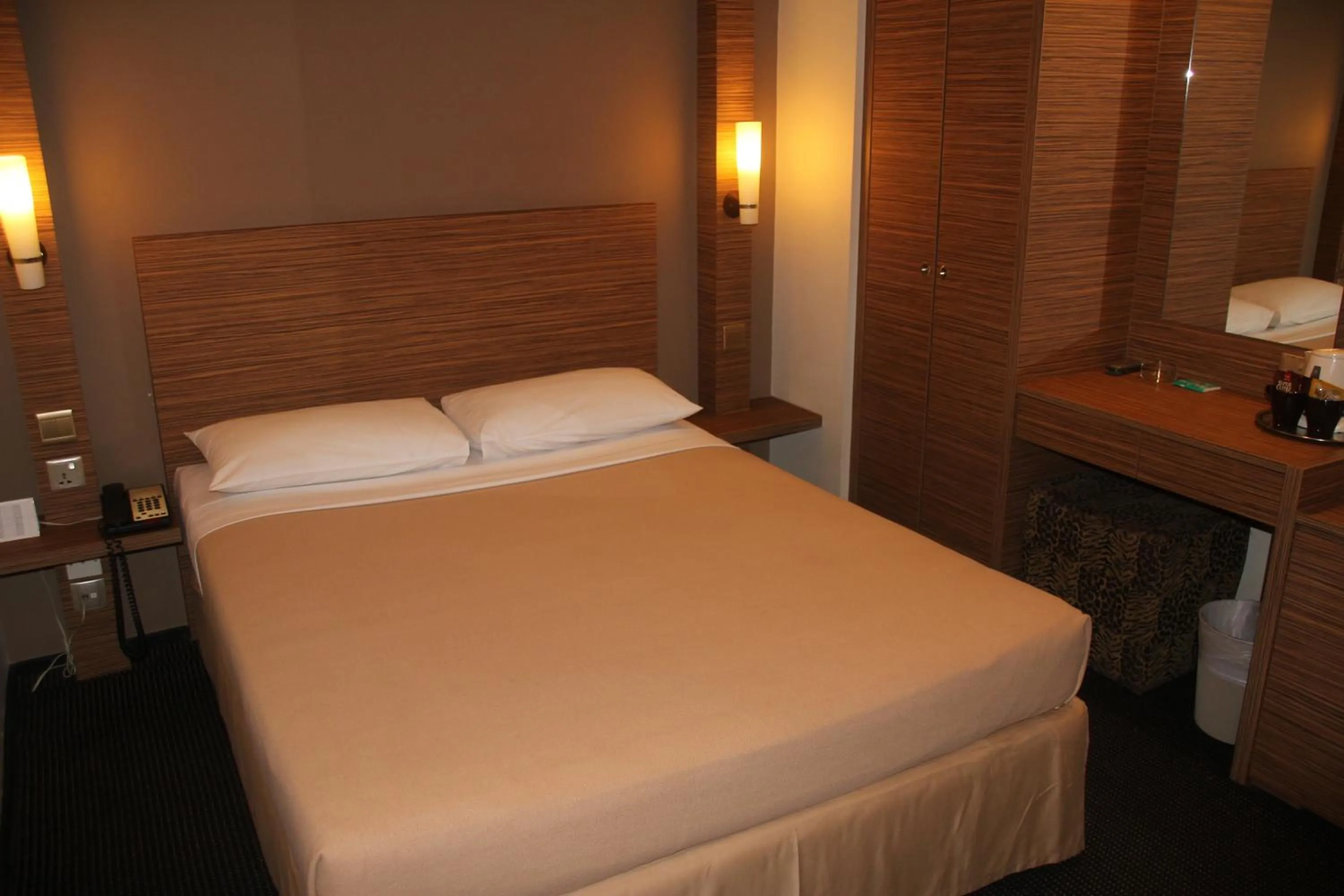 Standard Queen Room - no window in Classique Hotel