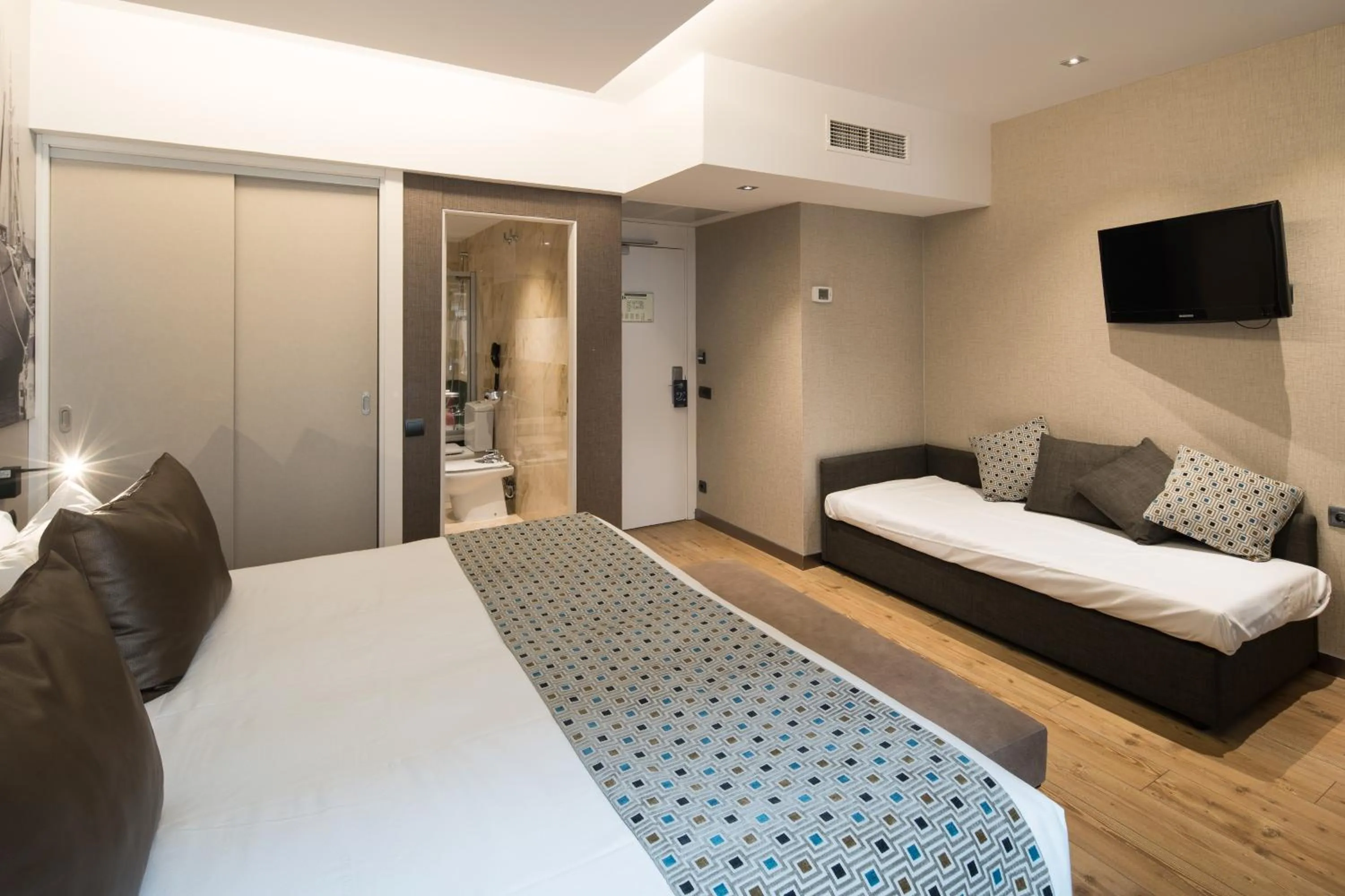 Triple Room (3 Adults) in Catalonia Born