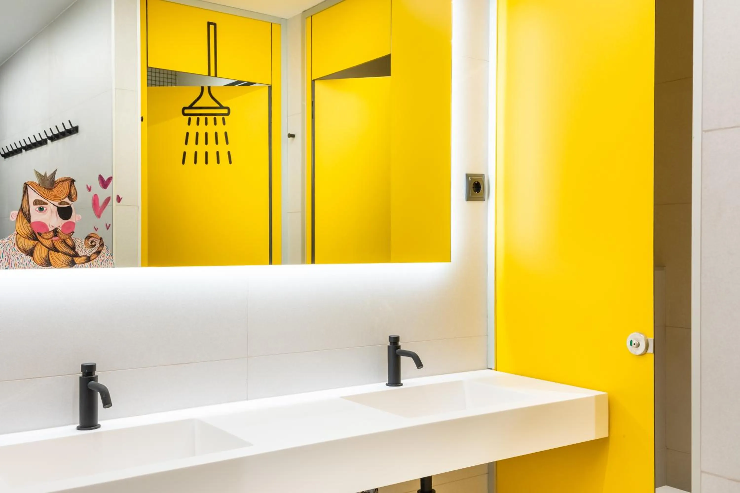 10-Bed Private Room with Private Bathroom in Petit Hostel Palacio Real