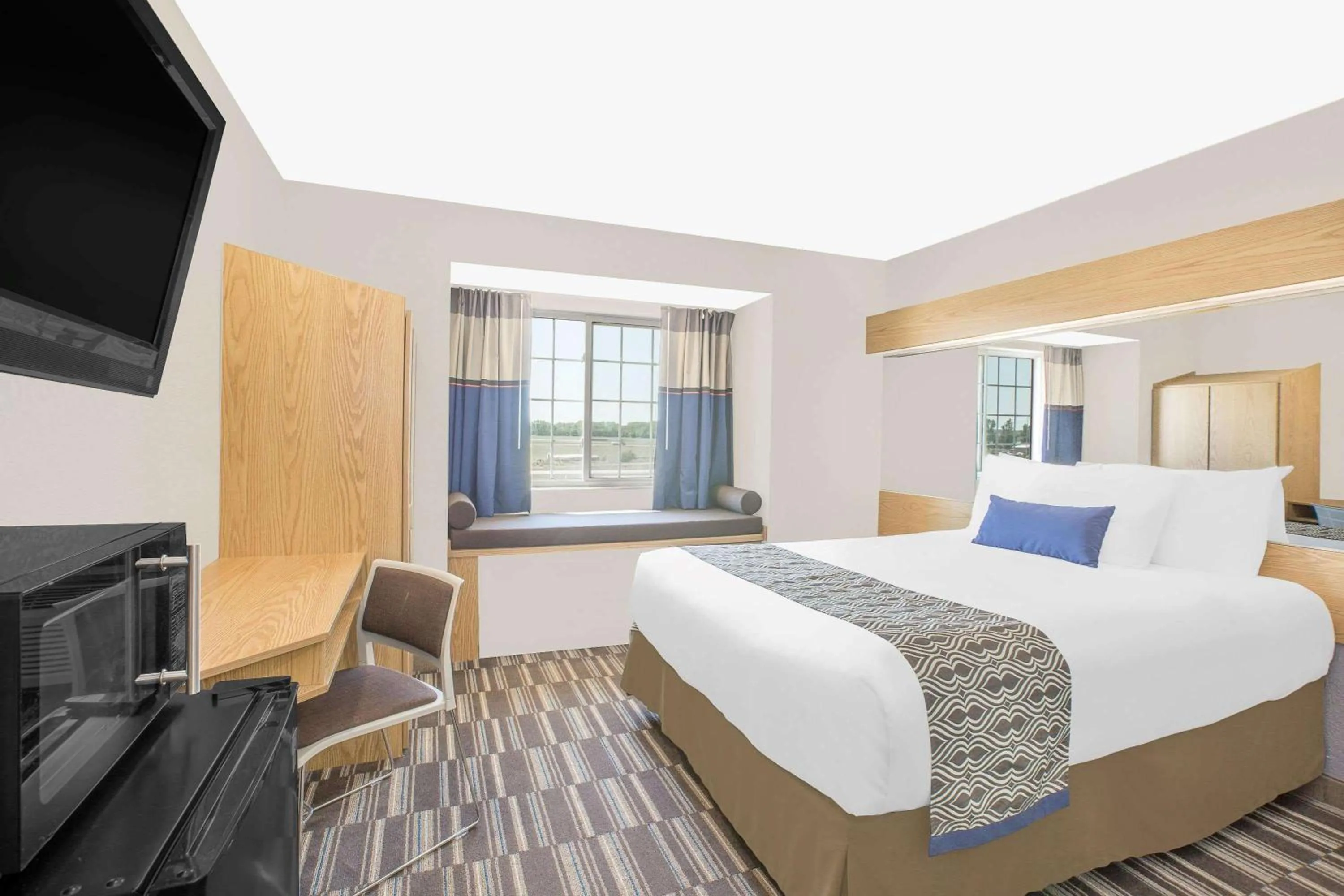 1 Queen Bed, Mobility Accessible Studio Suite, Non-Smoking in MICROTEL Inn and Suites - Ames