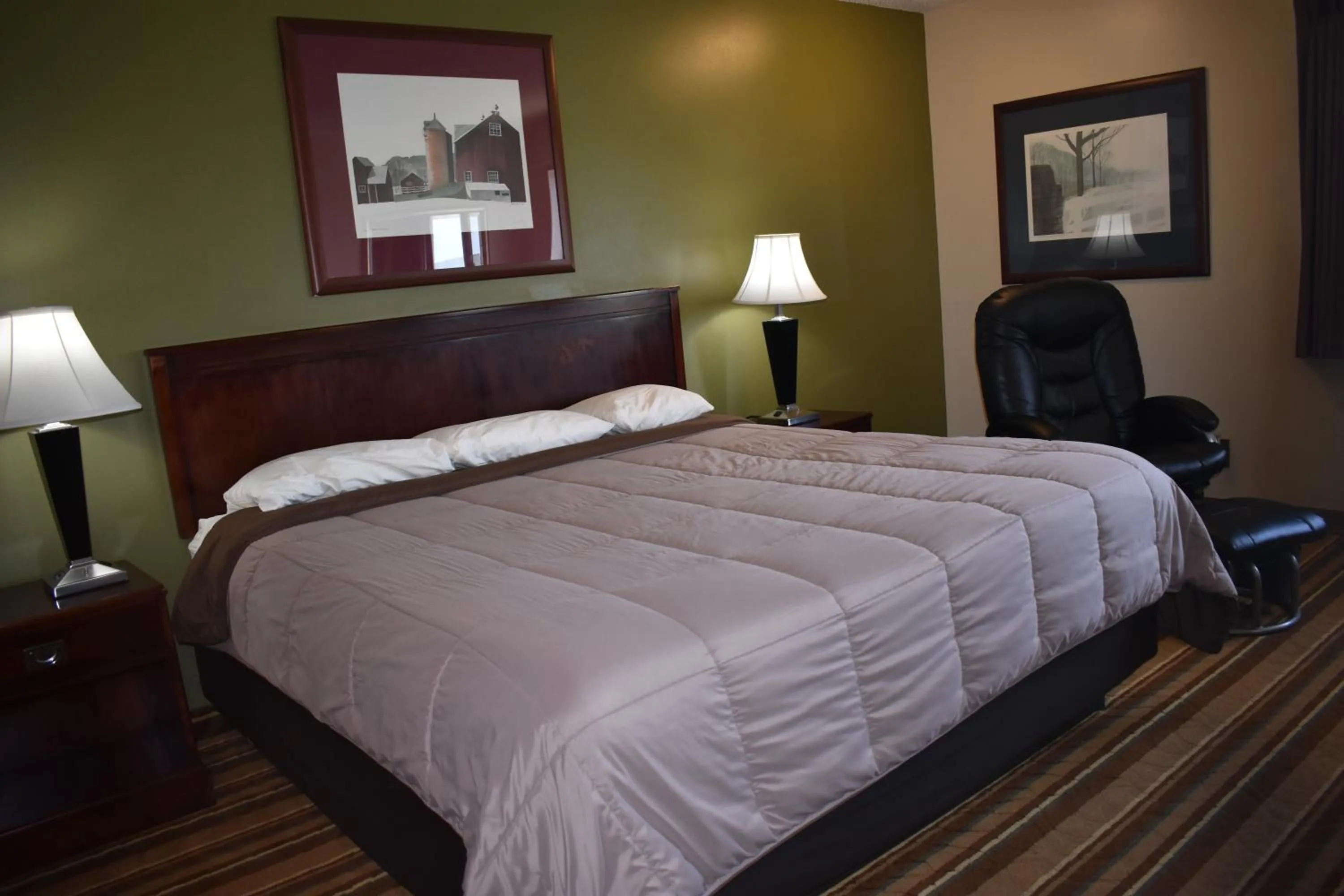 Business King Room - single occupancy - Non-Smoking in Heartland Hotel & Suites