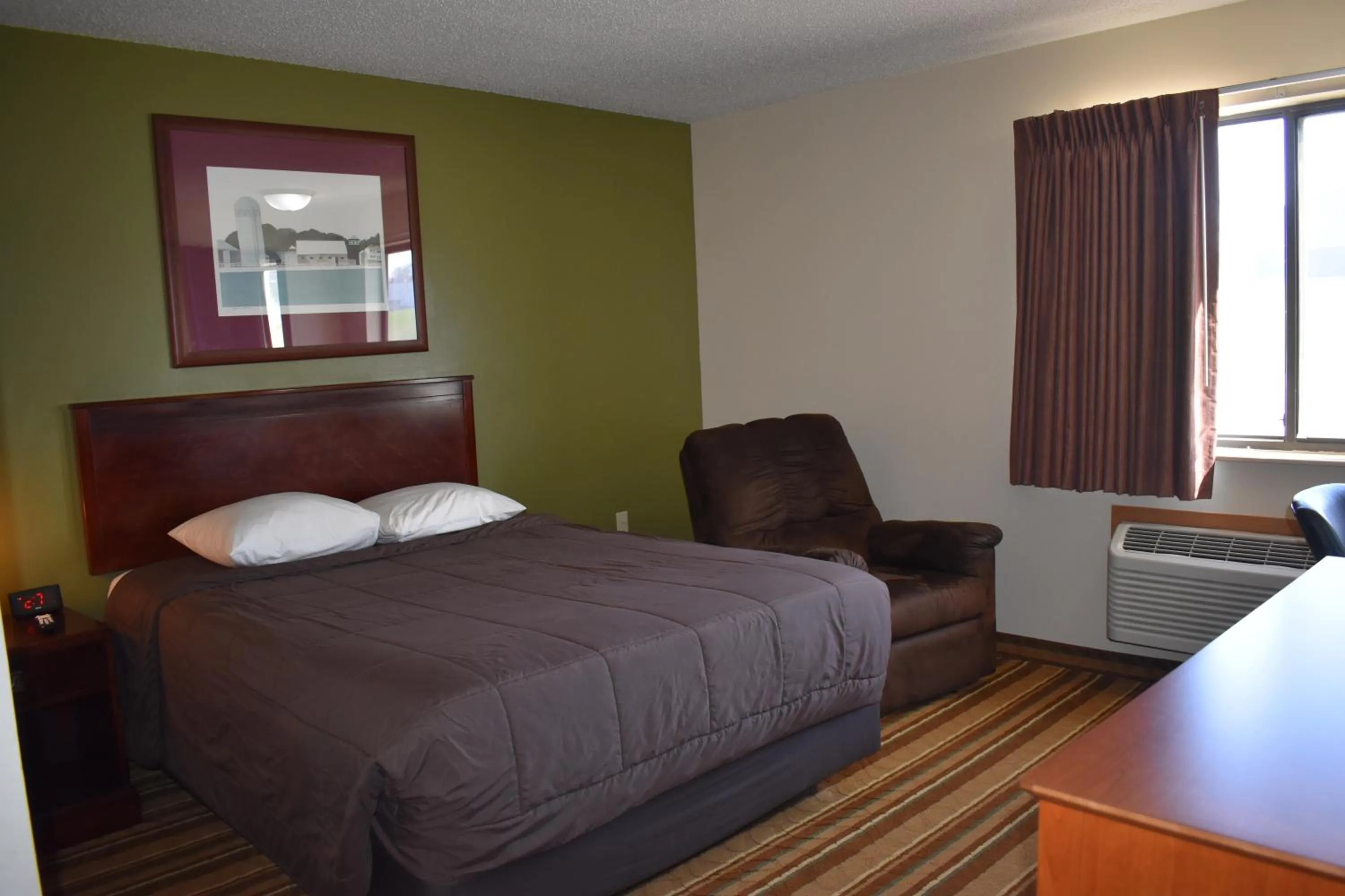 Queen Room - single occupancy - Disability Access - Non-Smoking in Heartland Hotel & Suites
