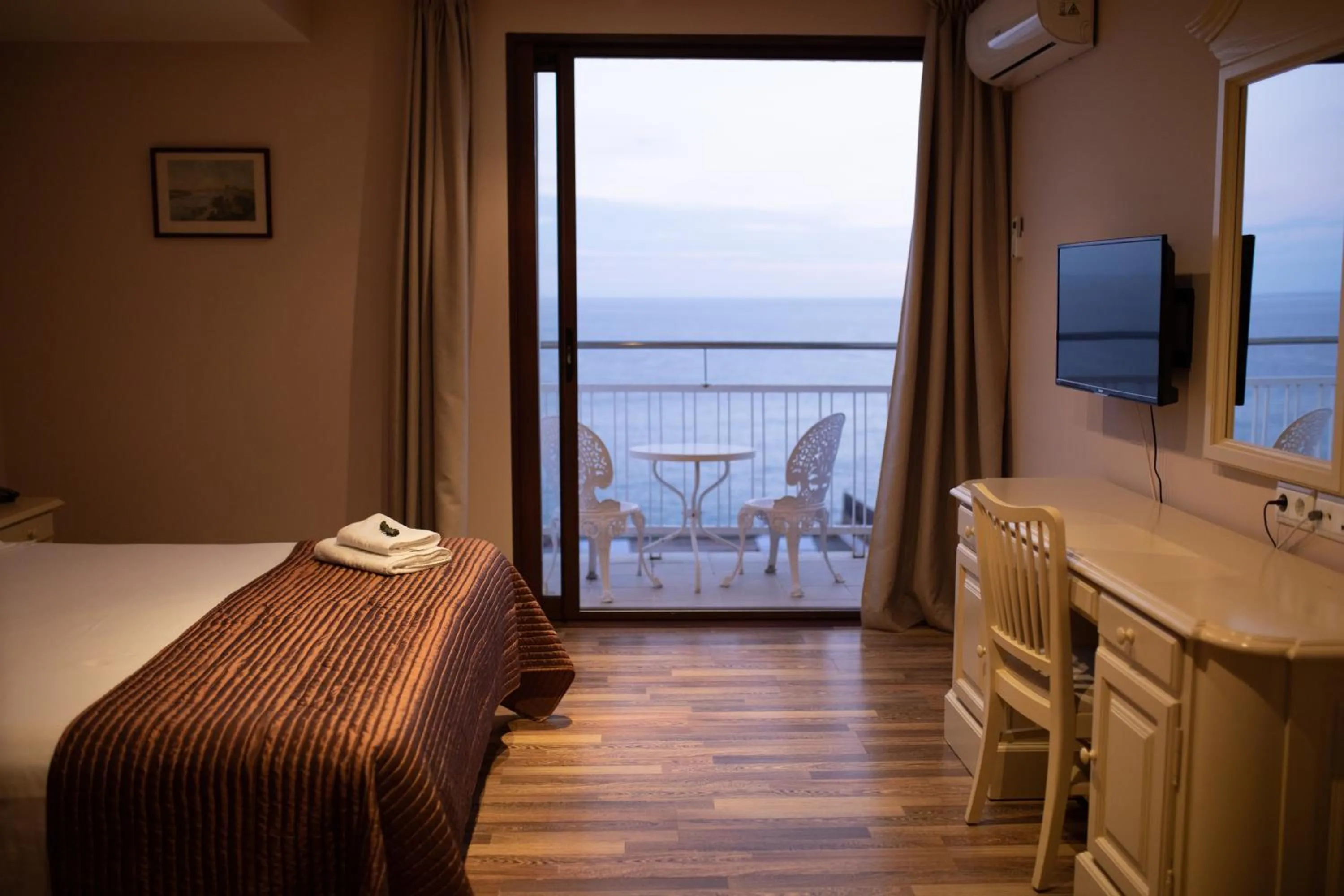 Double Room with Sea View in Hotel Roger de Flor by Seleqtta