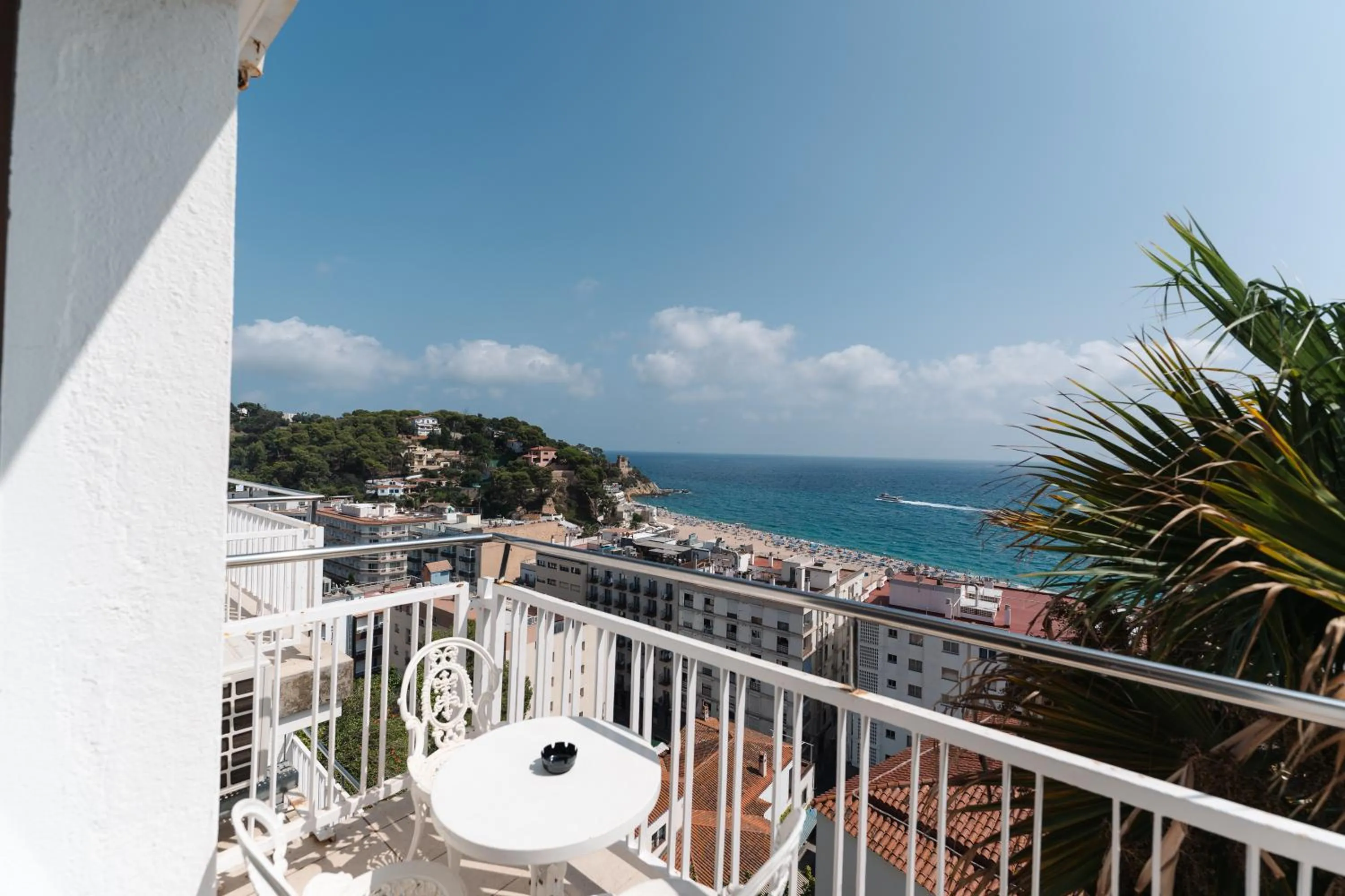 Junior Suite with Sea View in Hotel Roger de Flor by Seleqtta