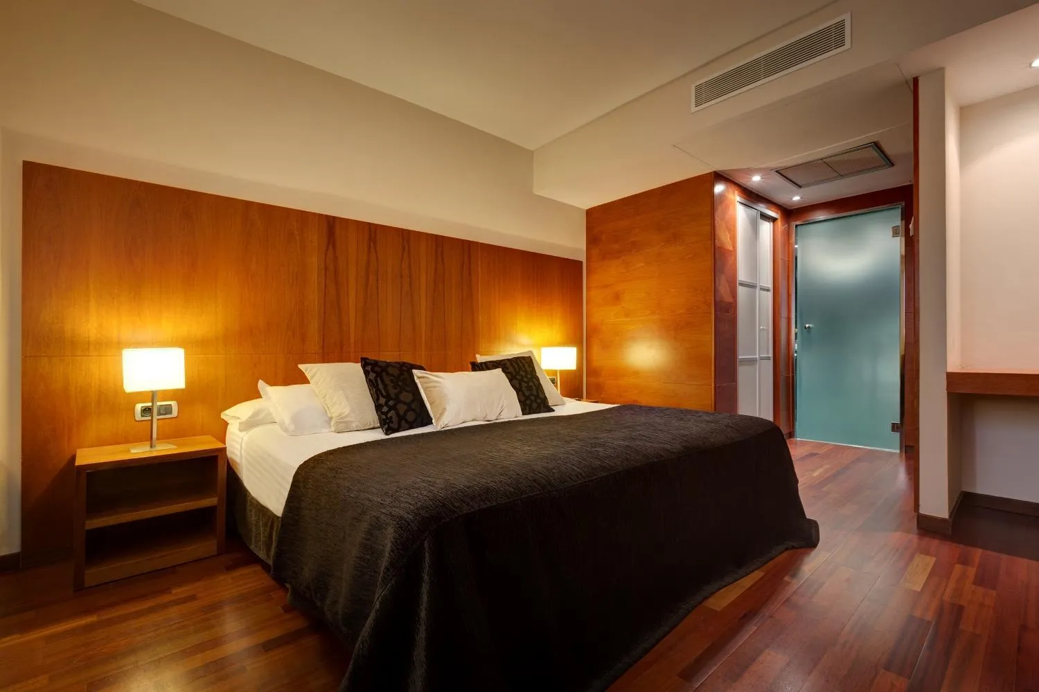 Executive Double or Twin Room in Acevi Villarroel