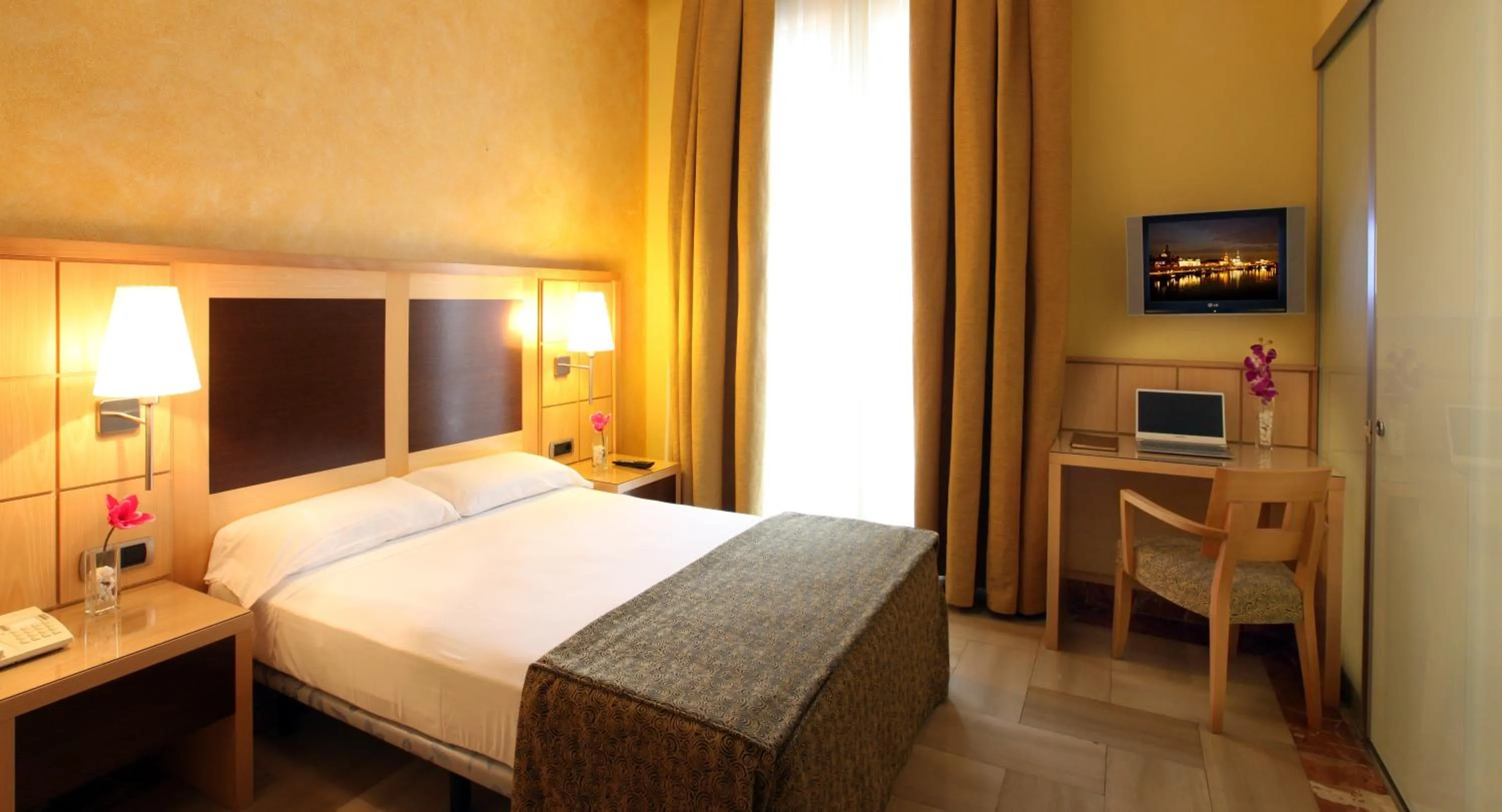 Double Room (1 Adult) in Hotel Nouvel