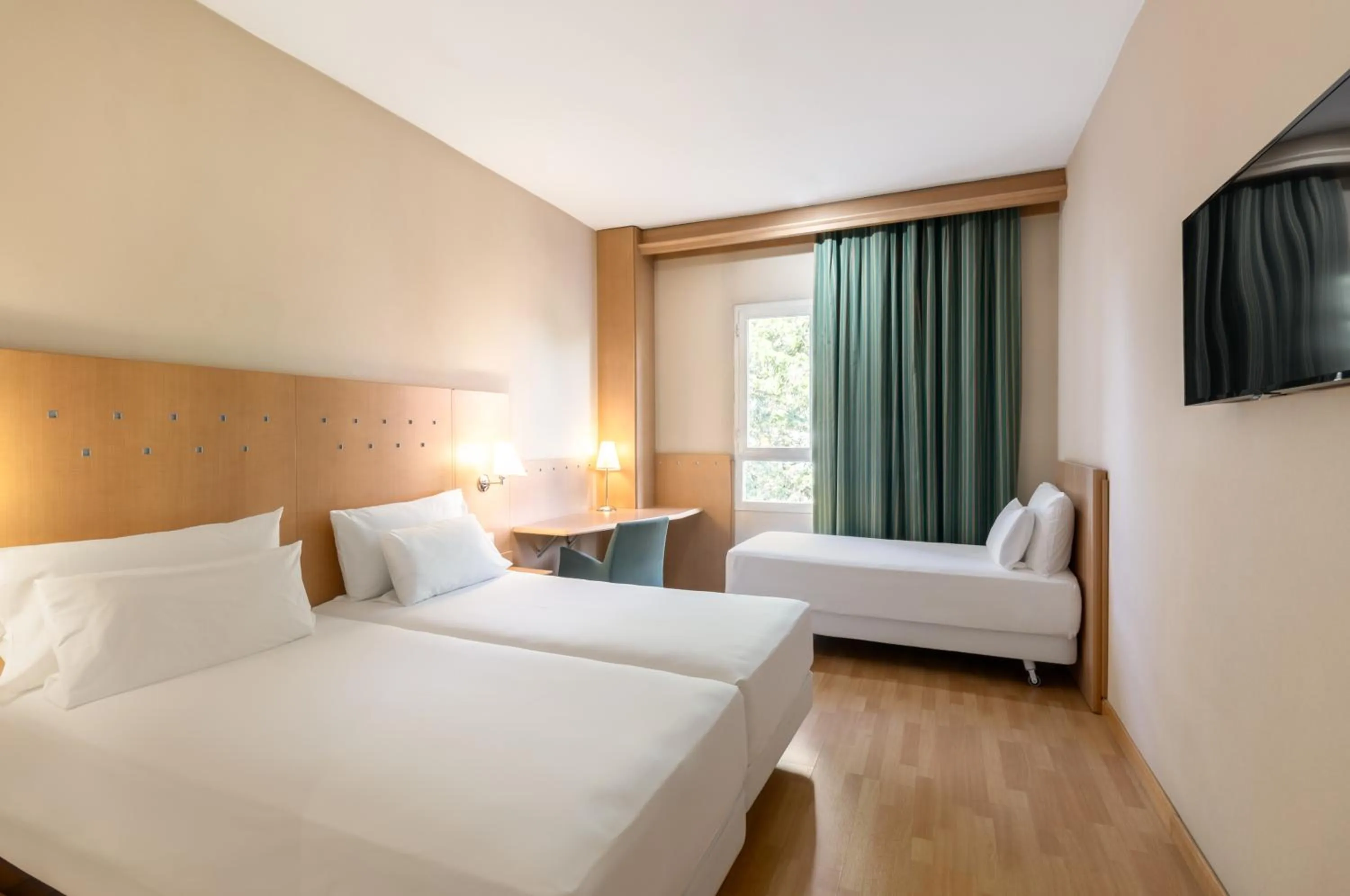 Standard Triple Room in NH Leganes