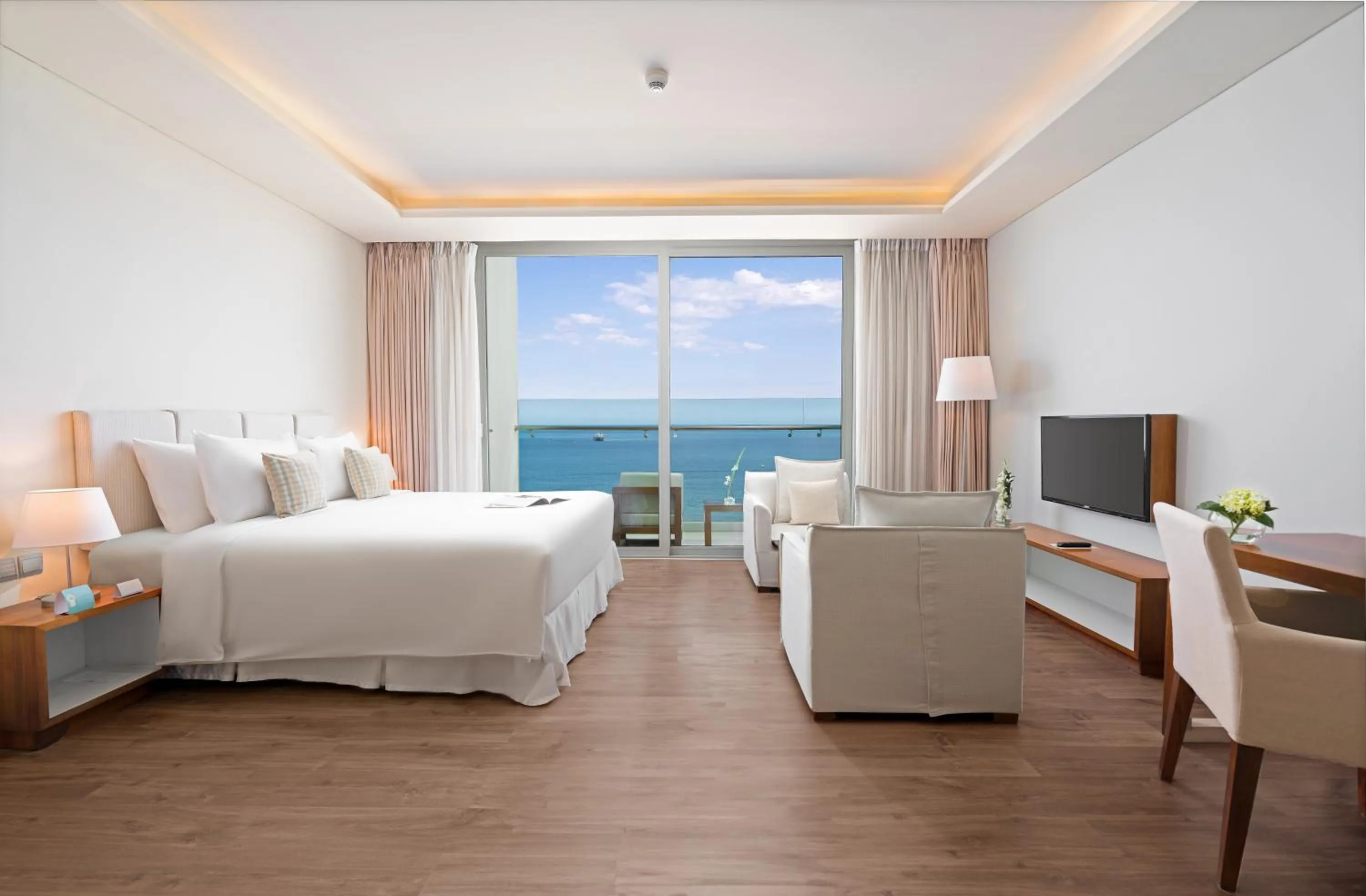 Special Offer - Studio Ocean View with Balcony in A La Carte Da Nang Beach