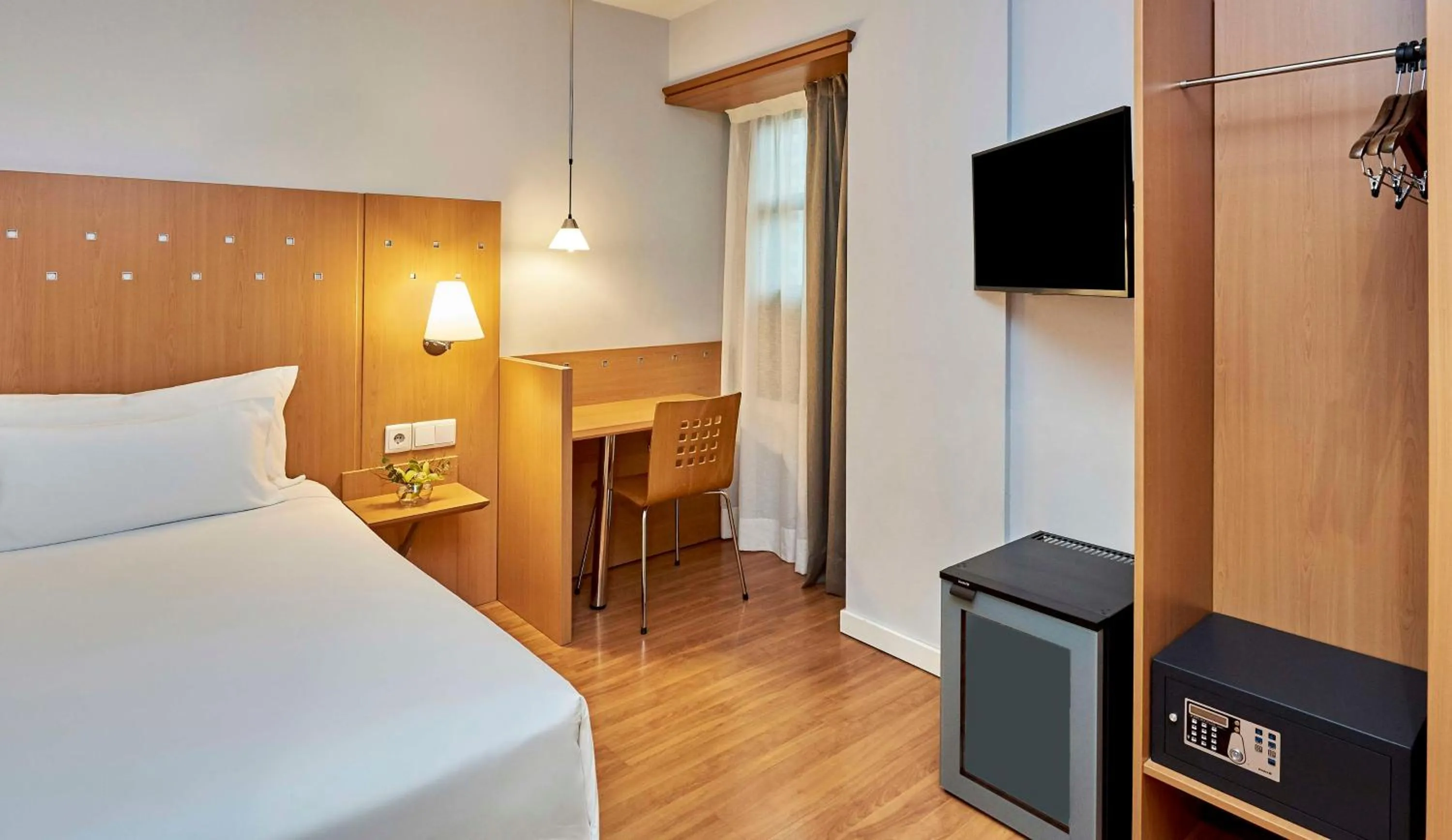 Standard Single Room in NH Valencia Las Ciencias