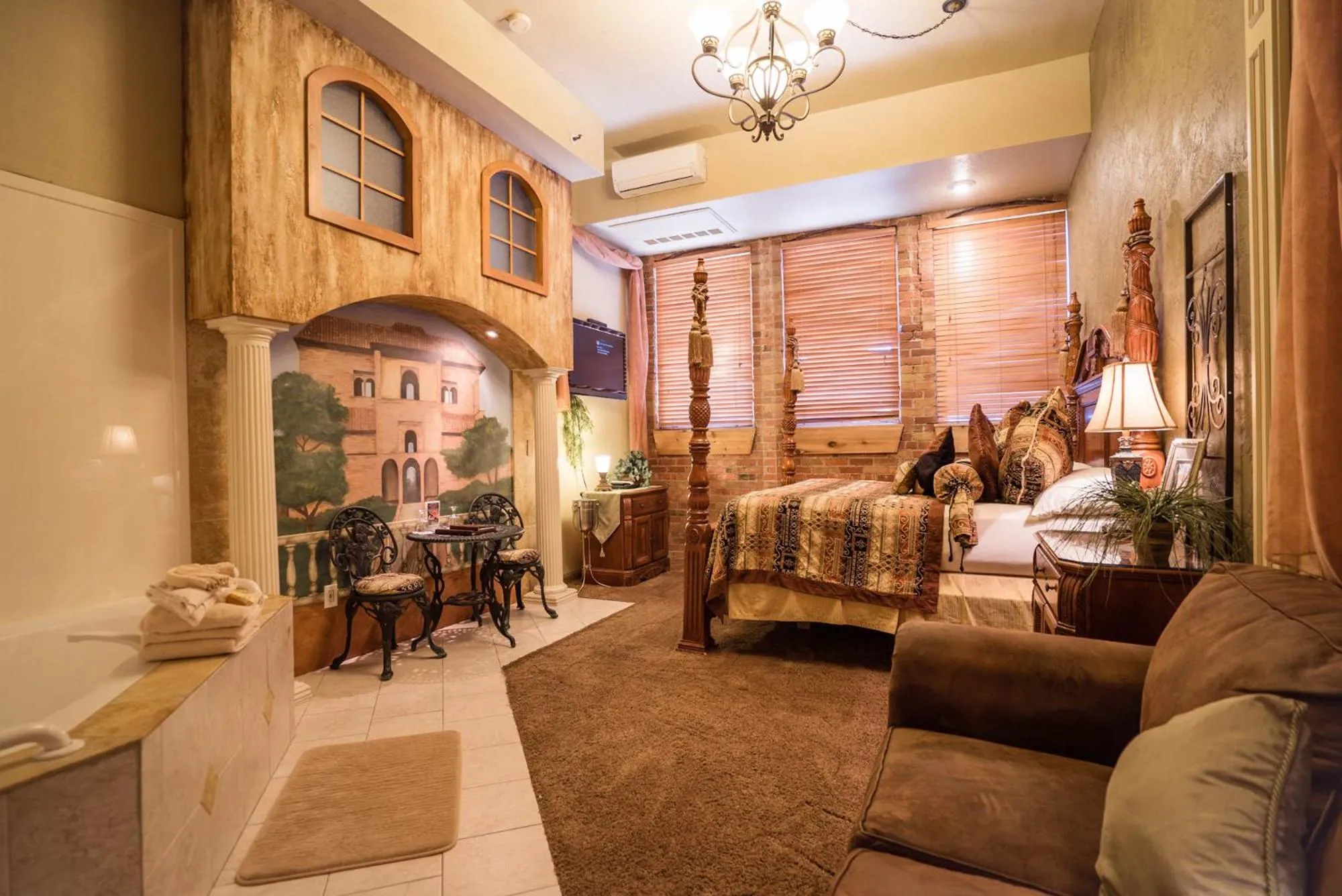 Queen Room with Balcony in The Anniversary Inn - Fifth South