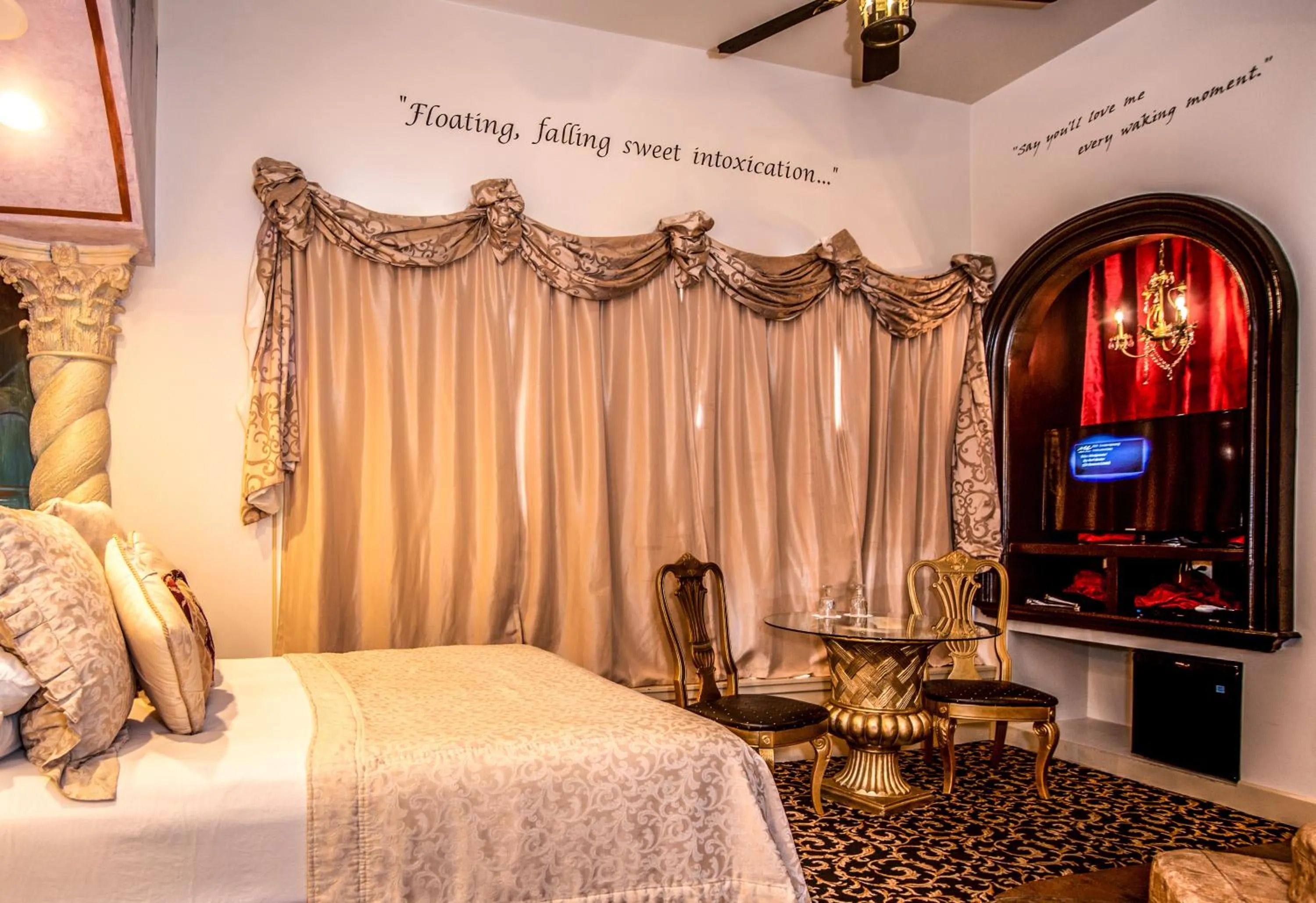 King Room with Balcony in The Anniversary Inn - Fifth South