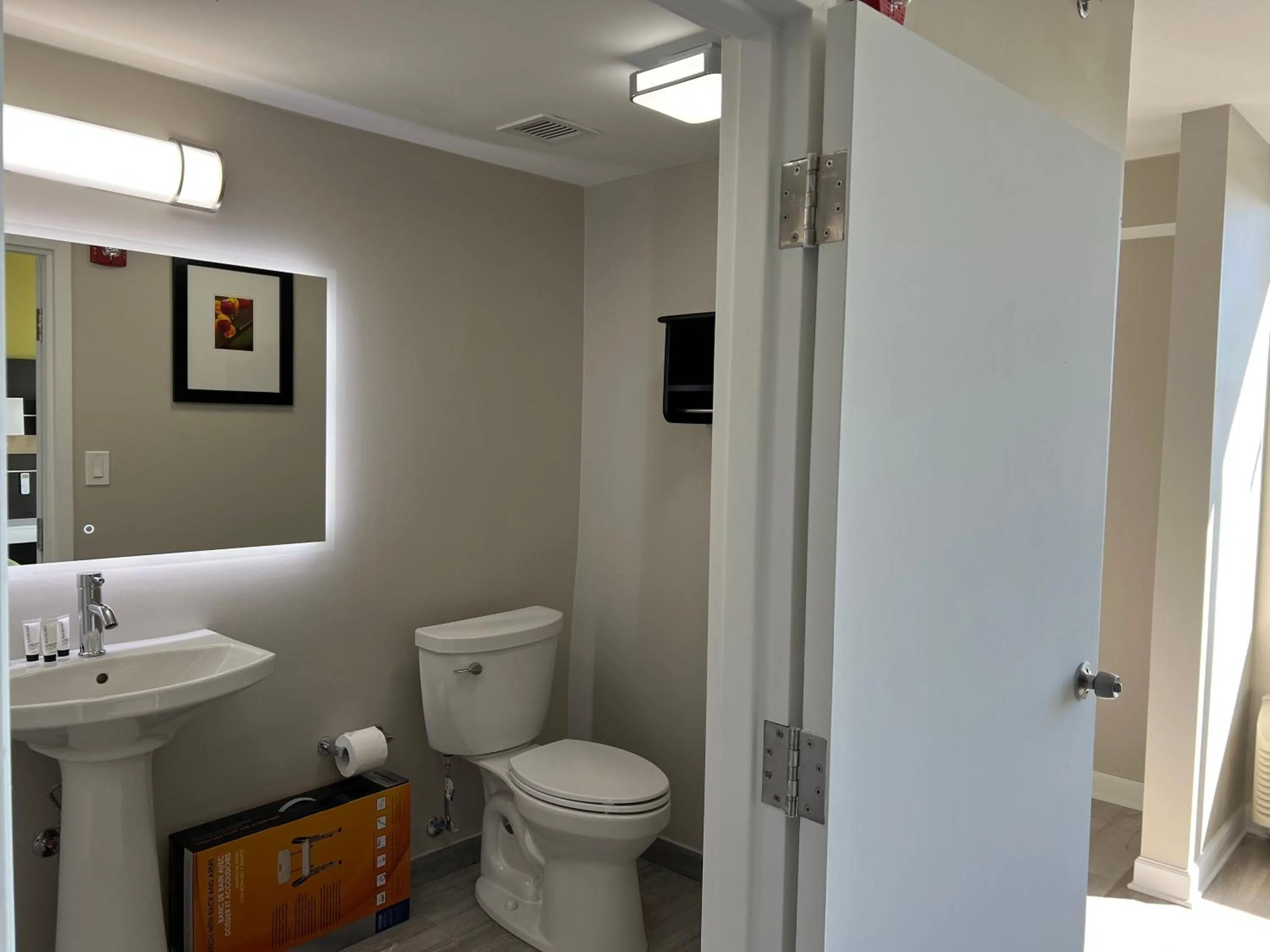 Queen Studio - single occupancy - Disability Access in Hotel Weston