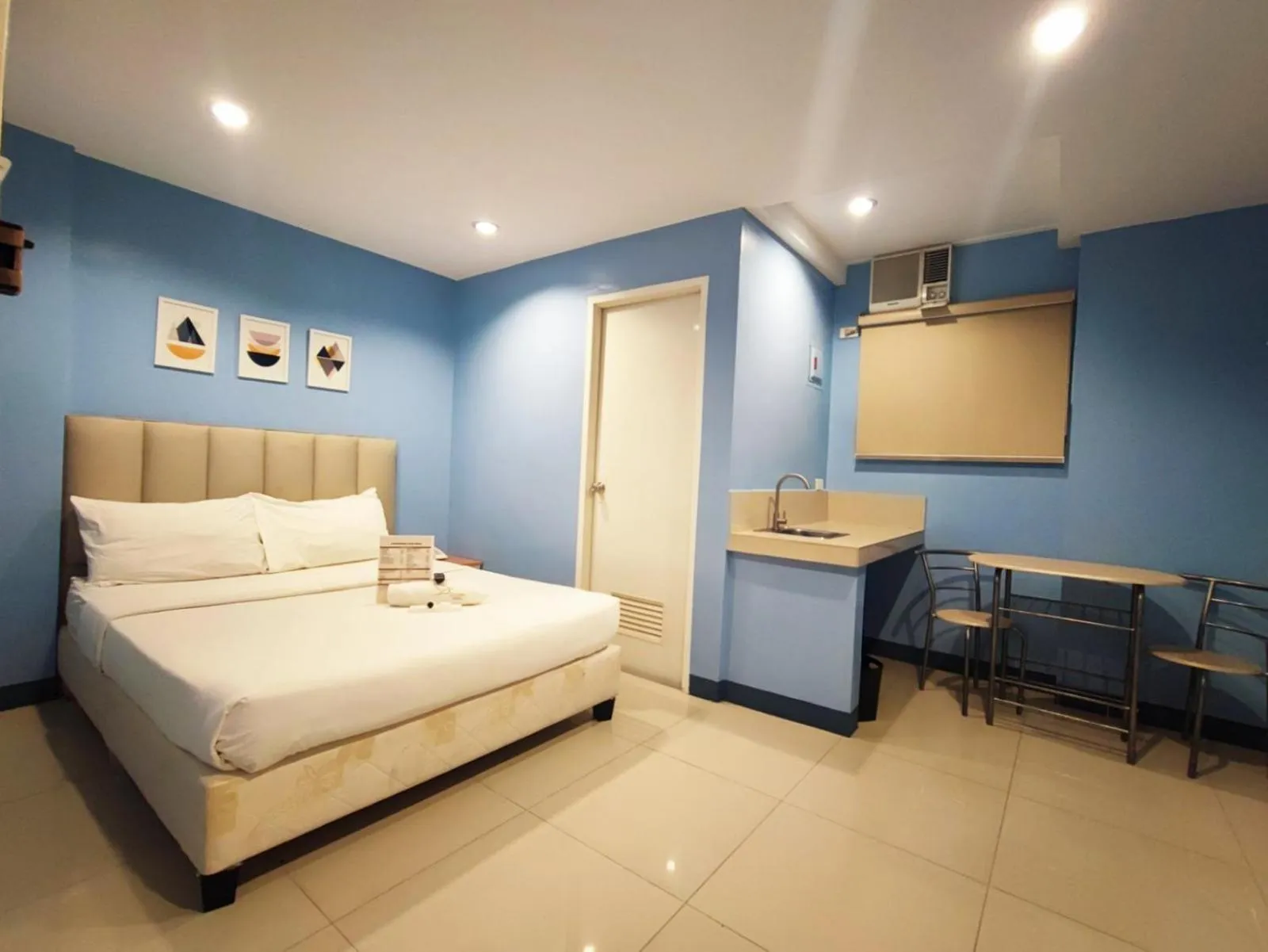 Deluxe Queen Room in Glory Hotel Cubao
