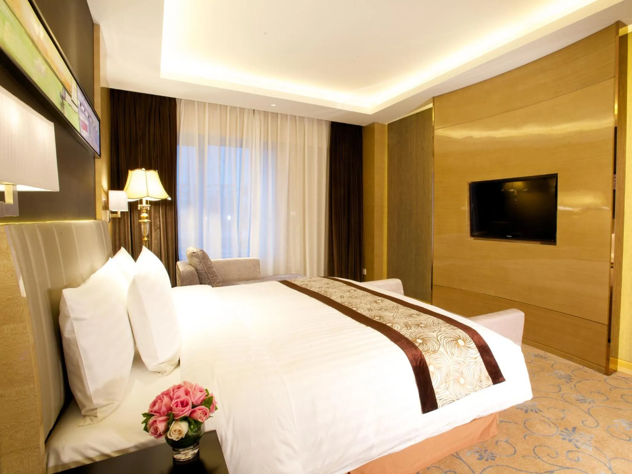 One-Bedroom King Suite in Crowne Plaza Shanghai Noah Square by IHG