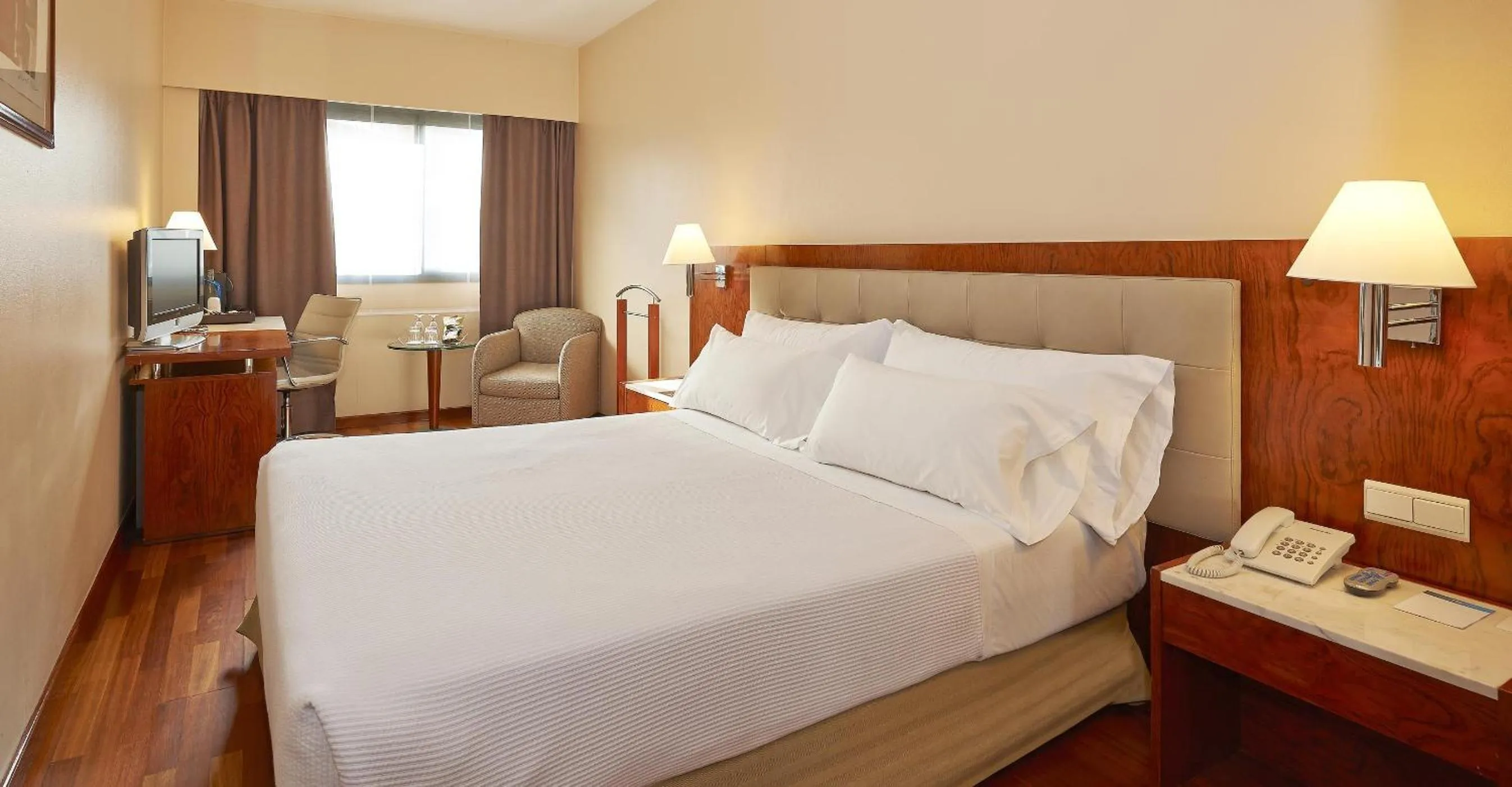 Superior Double Room in NH Barcelona Entenza