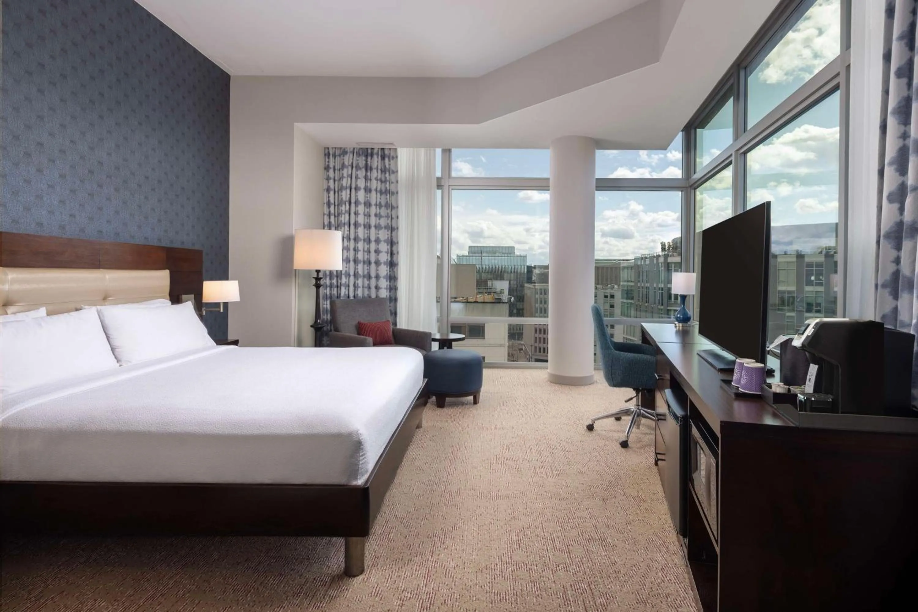 Deluxe King Room with Sofa Bed in Hilton Garden Inn Washington DC/Georgetown Area