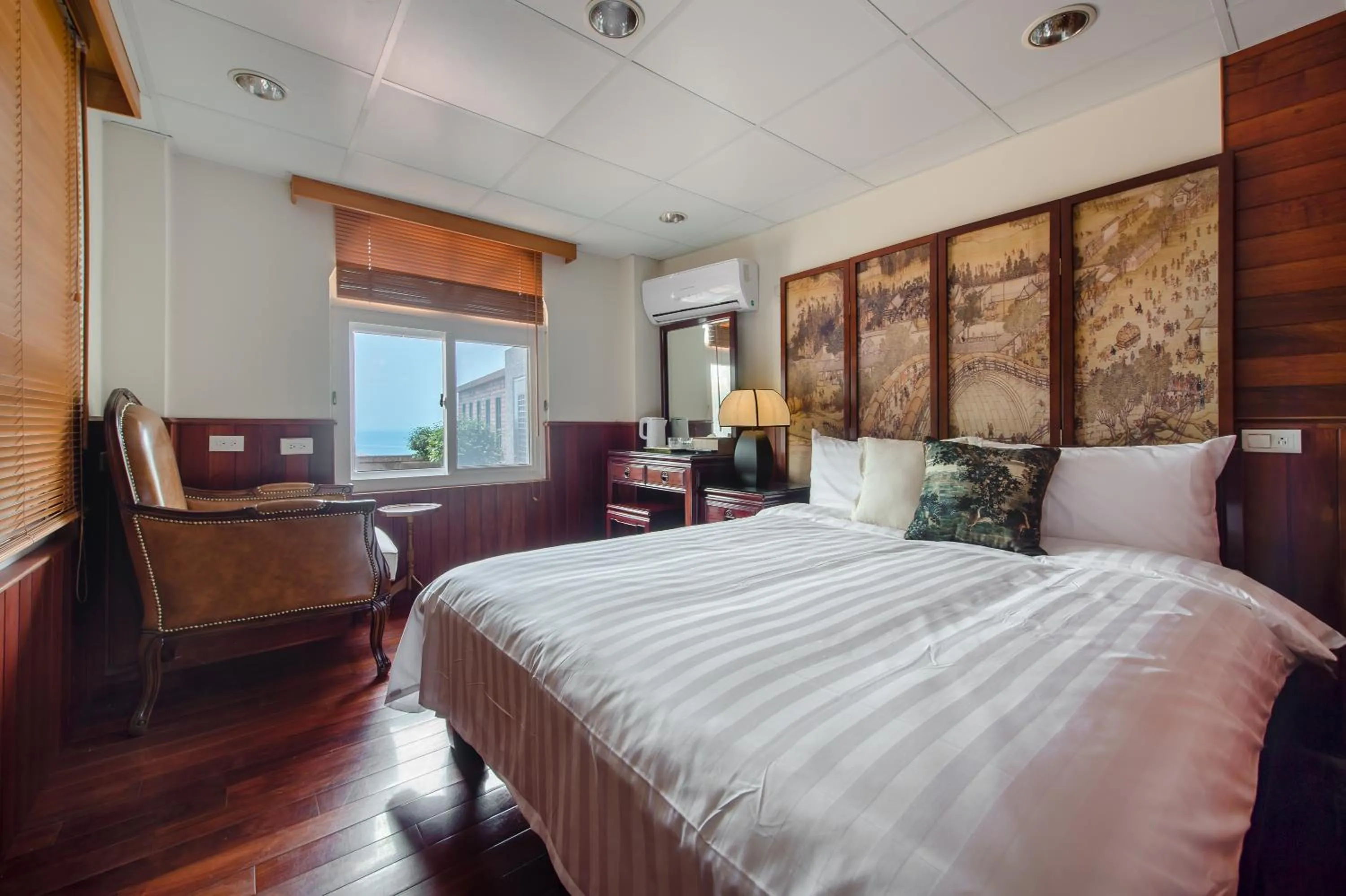 Deluxe Double Room with Side Sea View in Jiufen The Dragon B&B