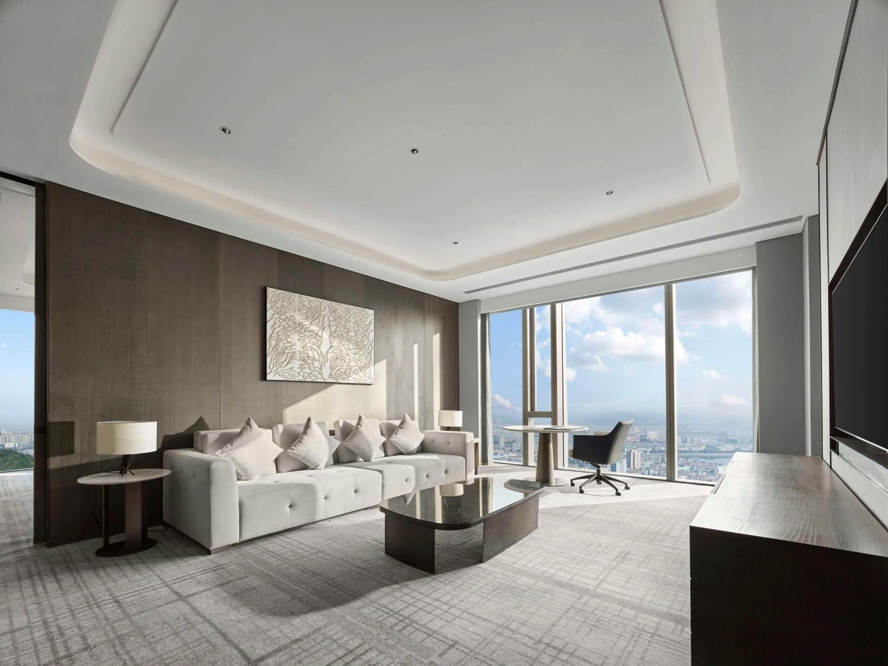 Deluxe King Suite in Hilton Zhuji