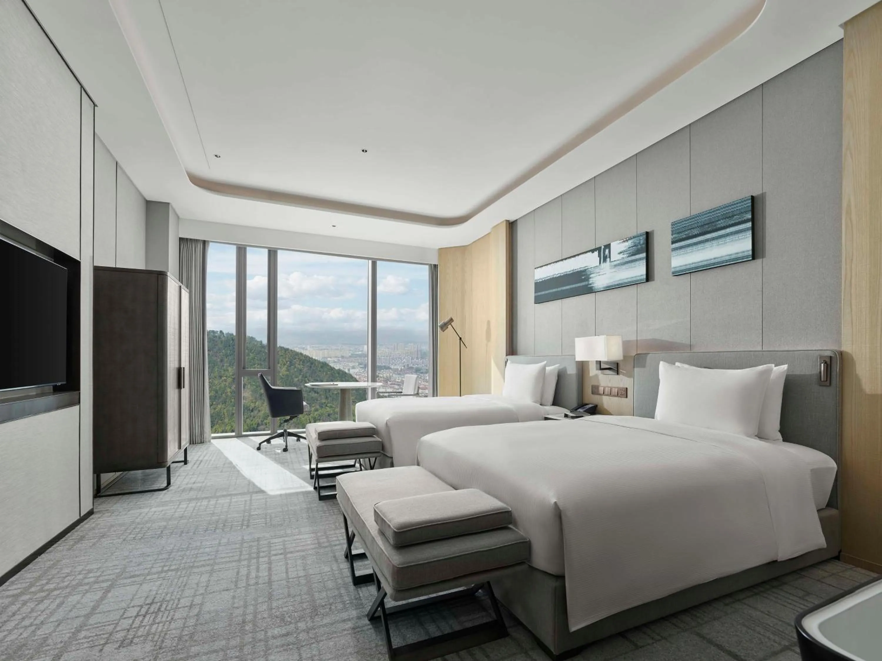 Deluxe Twin Room with Mountain View in Hilton Zhuji