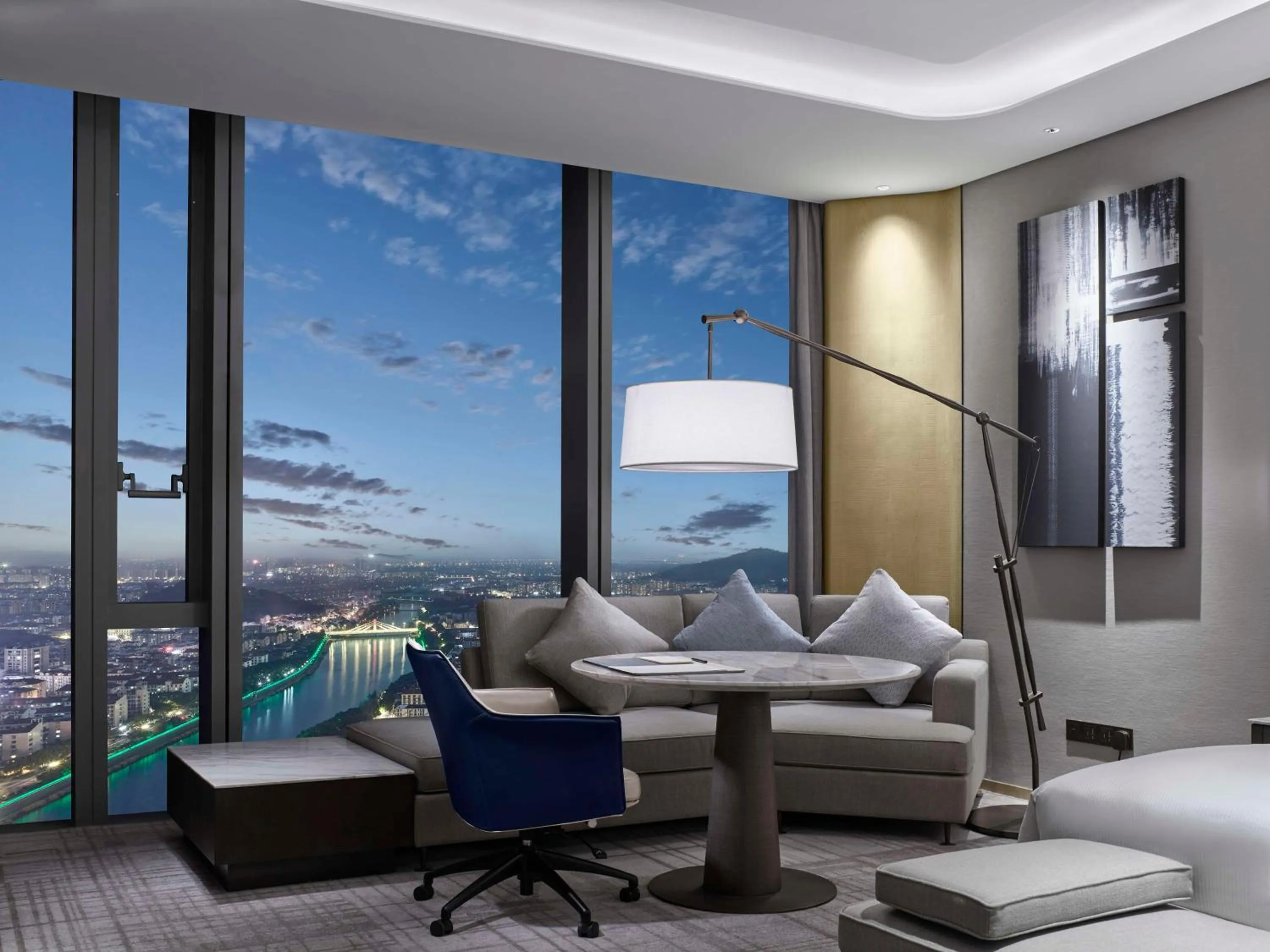 Deluxe King Room in Hilton Zhuji