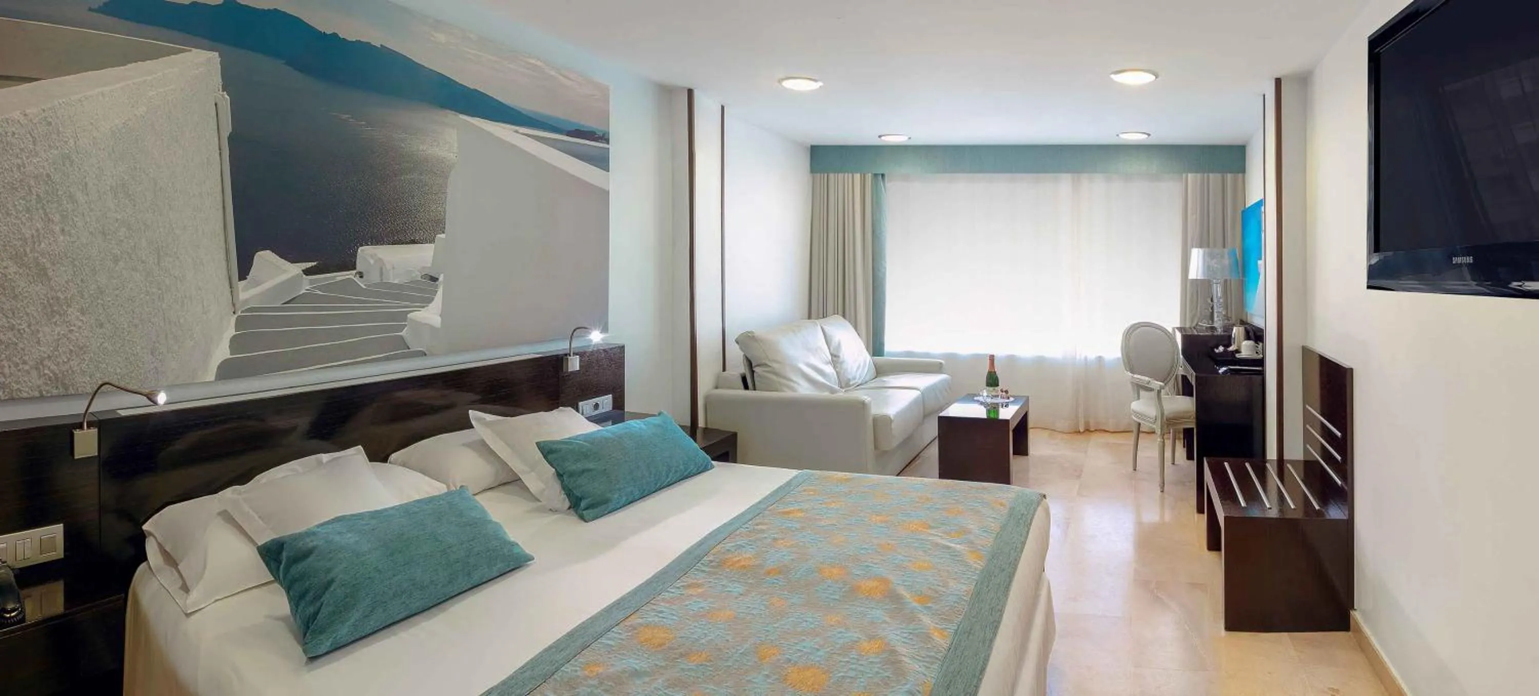 Standard Double Room (1 adult + 2 children) in Hotel Villa del Mar
