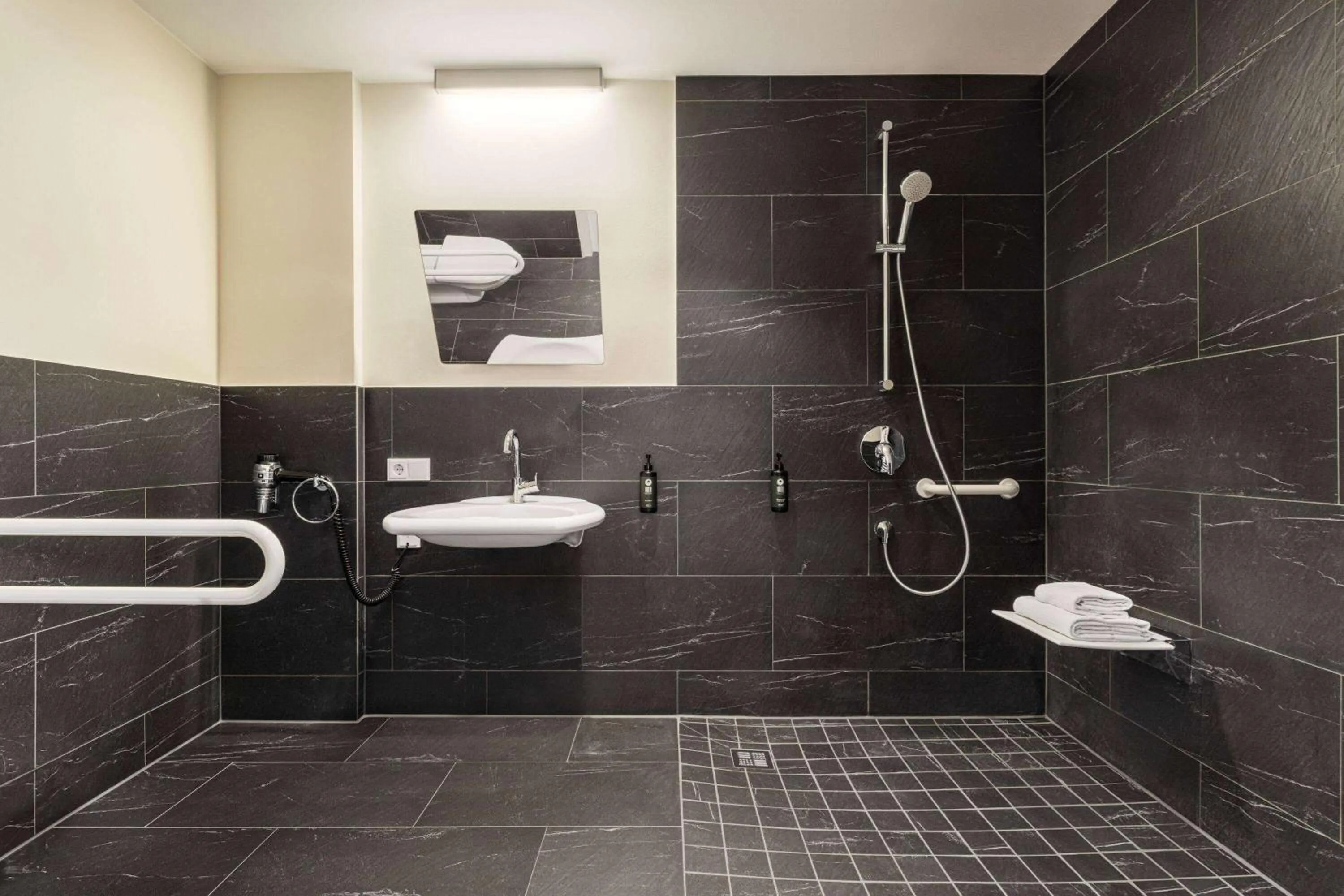 Lounge Accessible Room in Vienna House Easy by Wyndham München